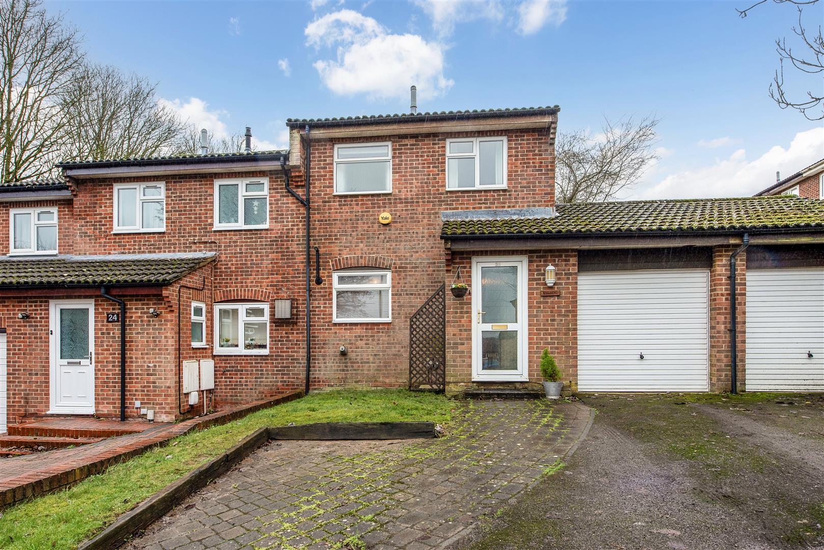 3 bedroom Semi-detached house Under Offer
