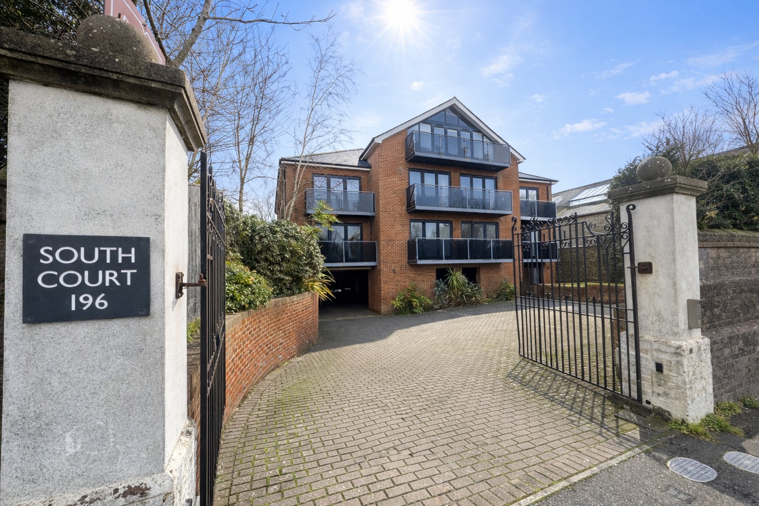 2 bedroom Flat For Sale