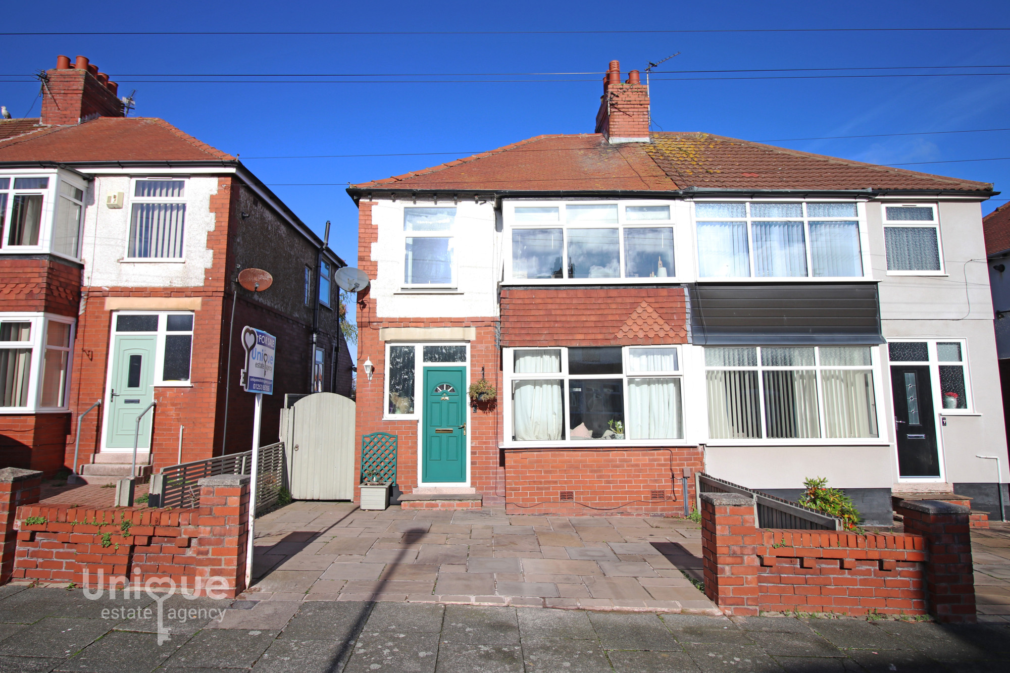 3 bedroom Semi-detached house For Sale