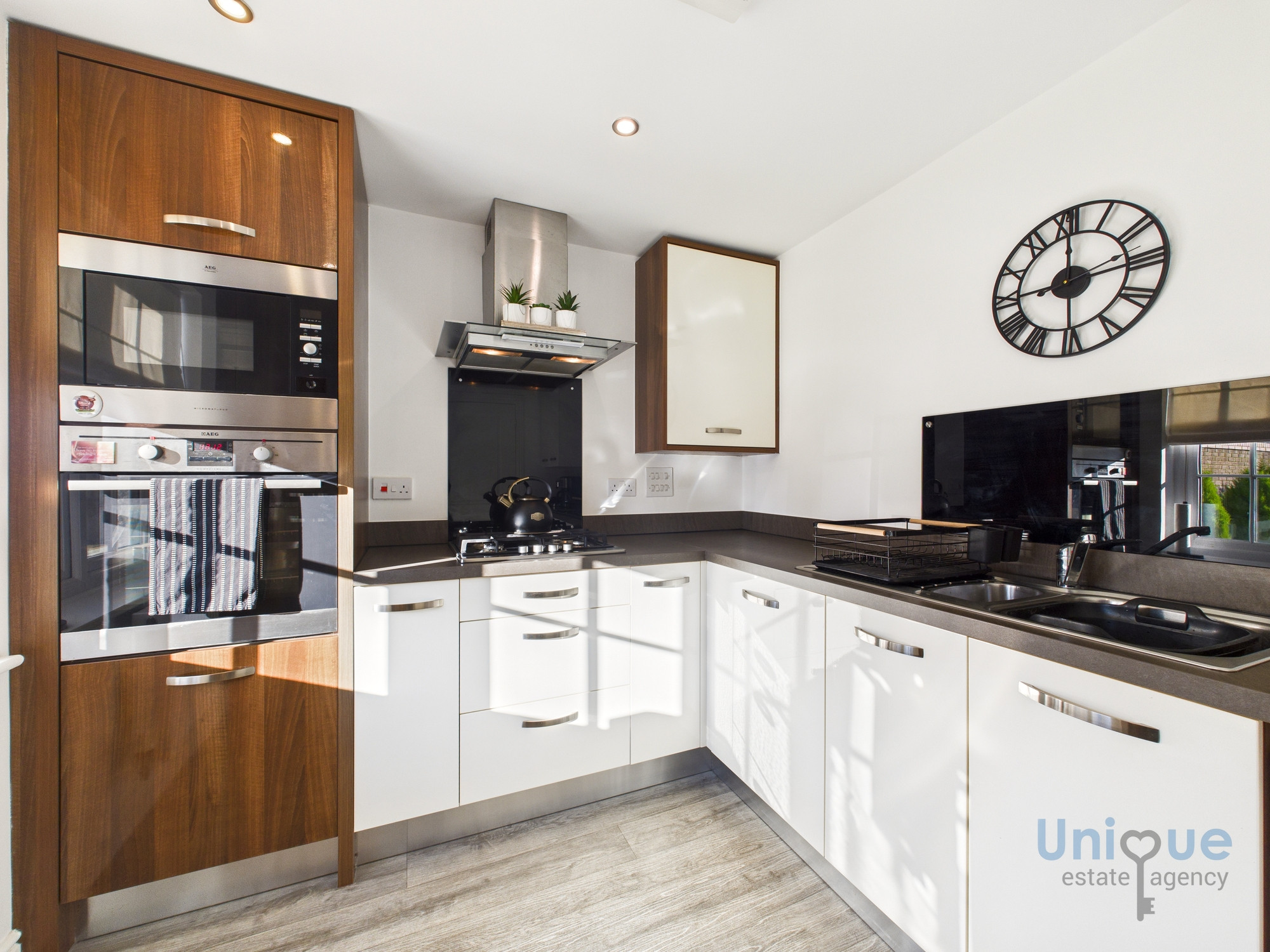 2 bedroom Semi-detached house Under Offer