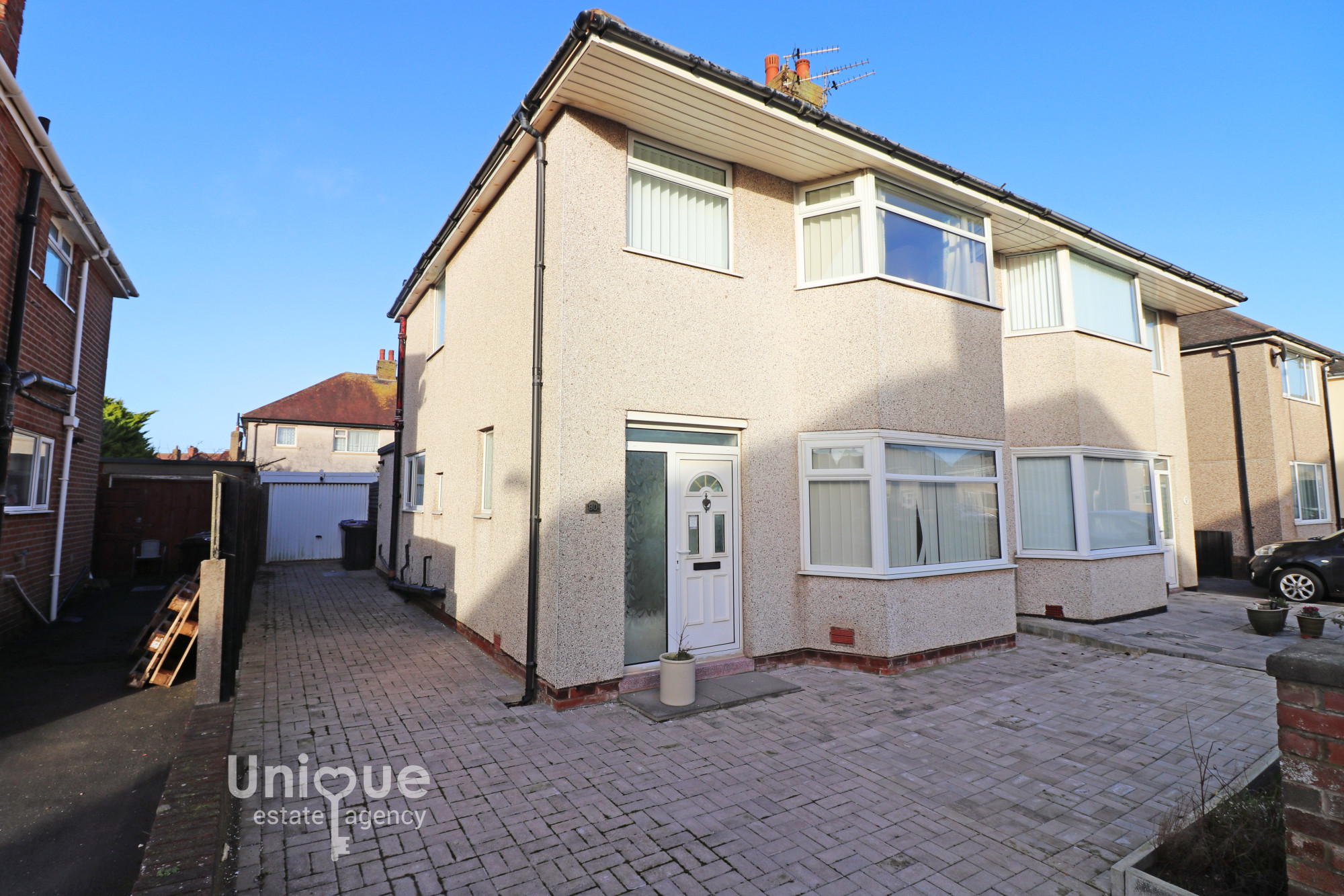 3 bedroom Semi-detached house Under Offer