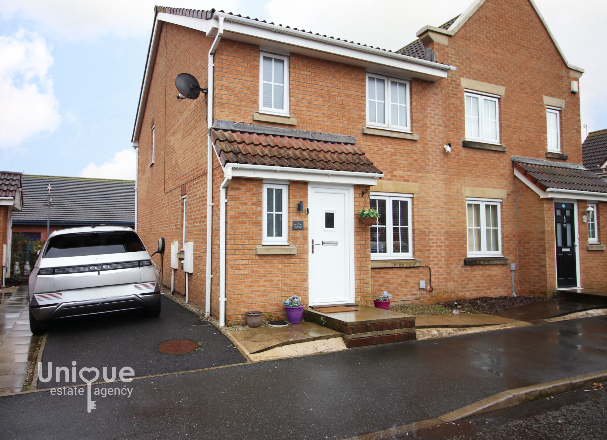 4 bedroom Semi-detached house Under Offer