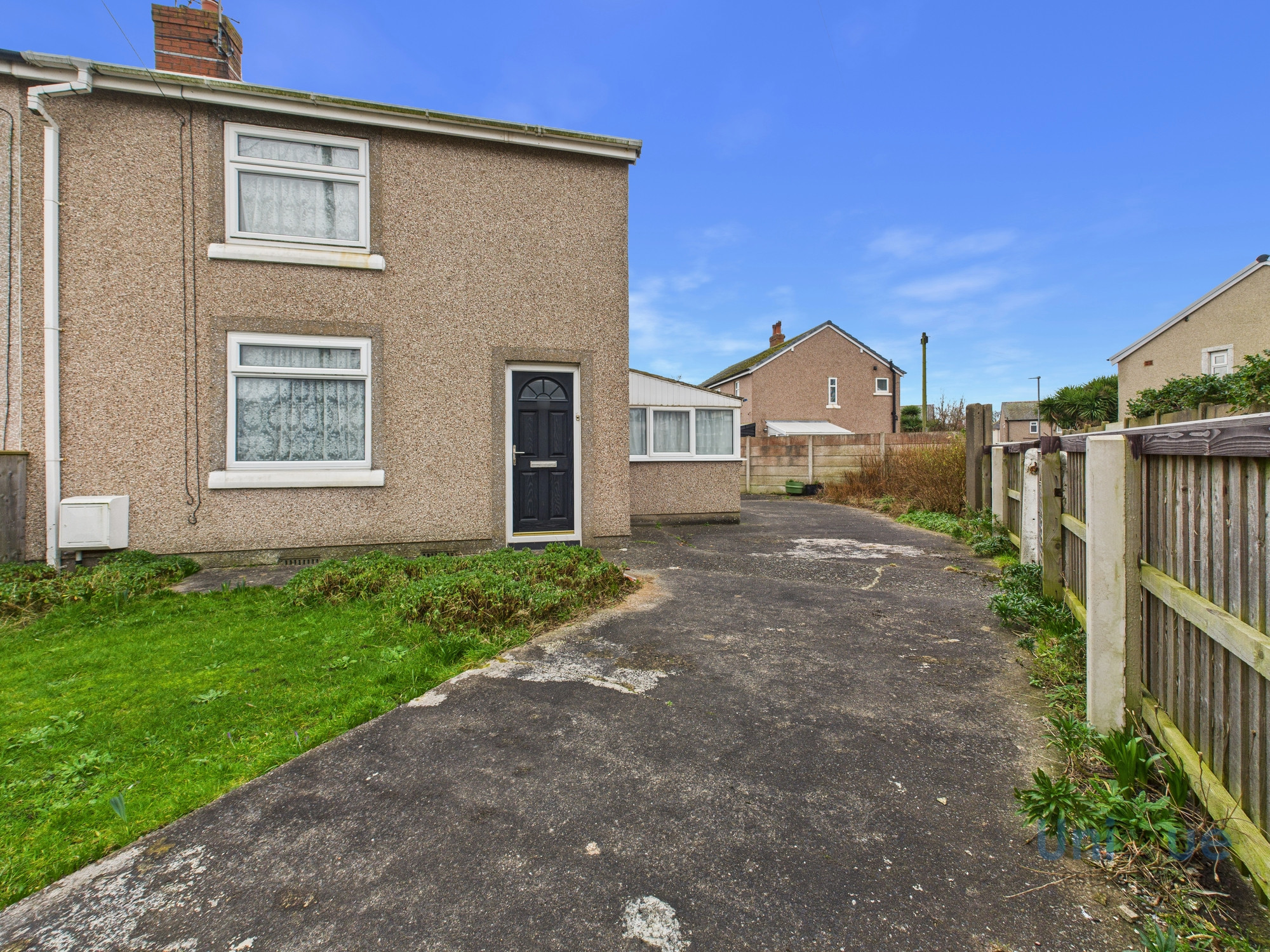 2 bedroom Semi-detached house Under Offer
