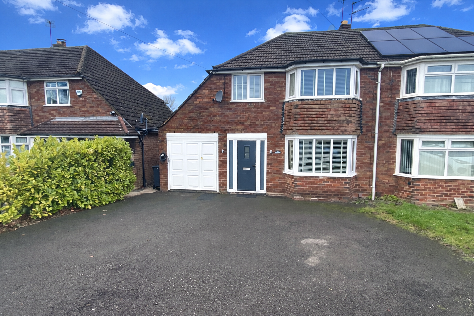 3 bedroom Semi-detached house Under Offer
