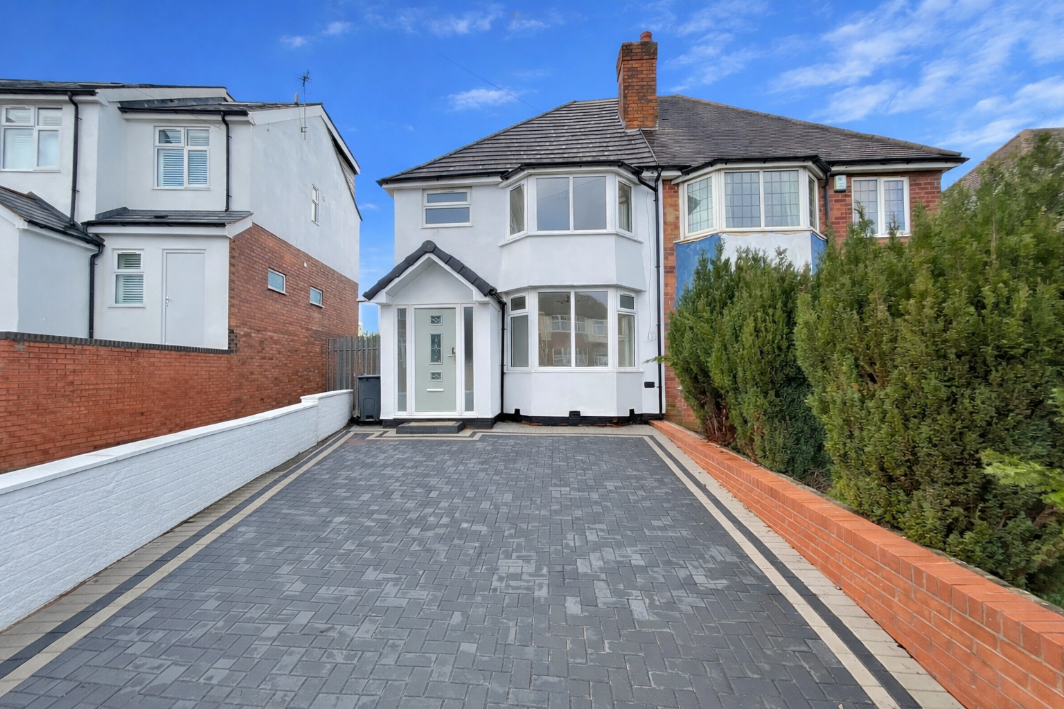 3 bedroom Semi-detached house Under Offer