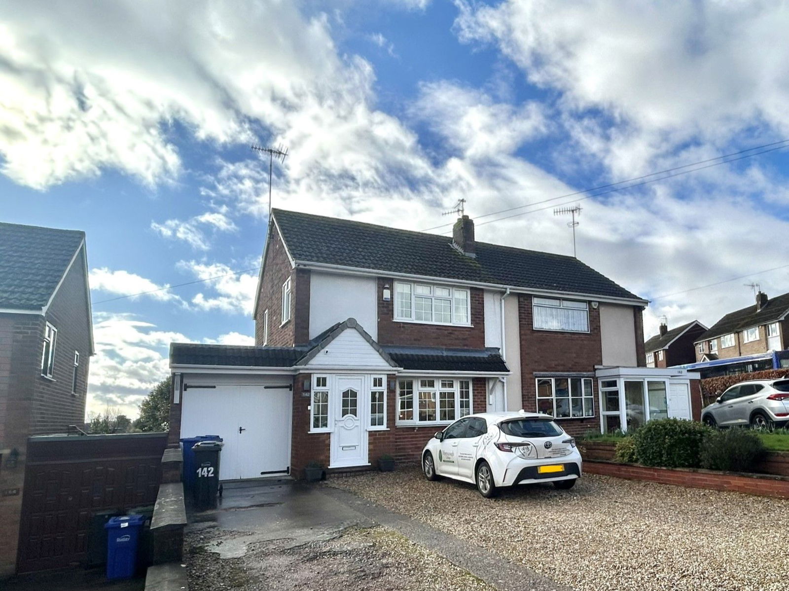 3 bedroom Semi-detached house Under Offer