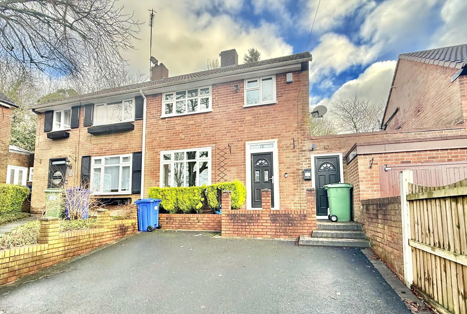 3 bedroom Semi-detached house Under Offer