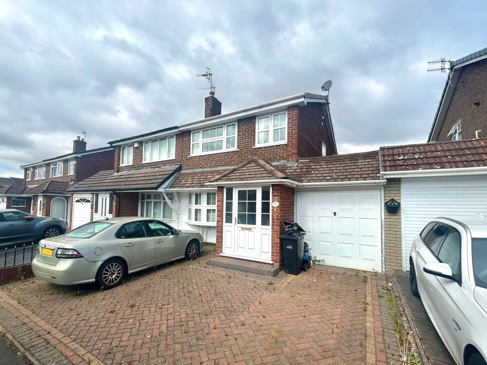3 bedroom Semi-detached house Under Offer