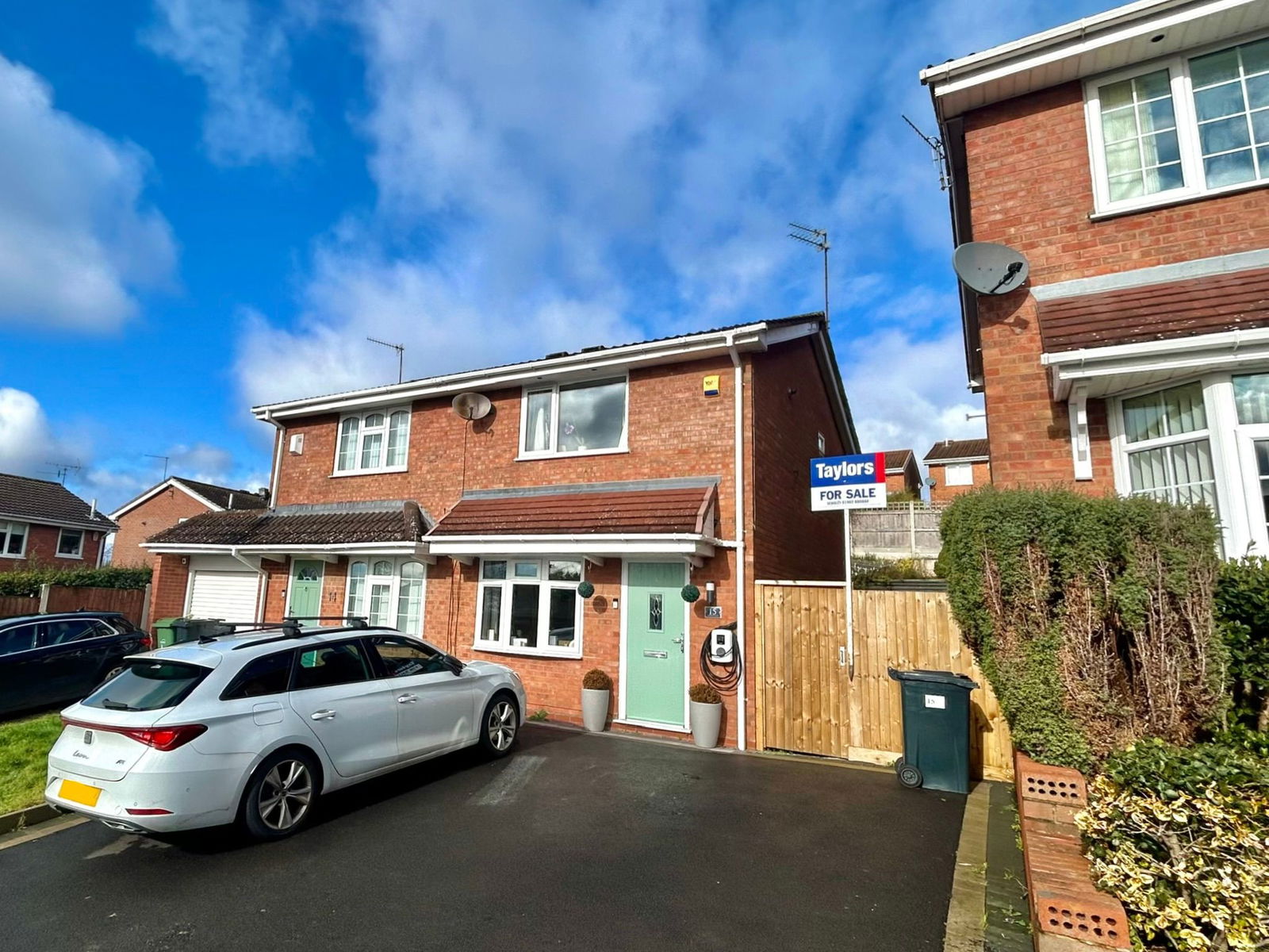 2 bedroom Semi-detached house Under Offer