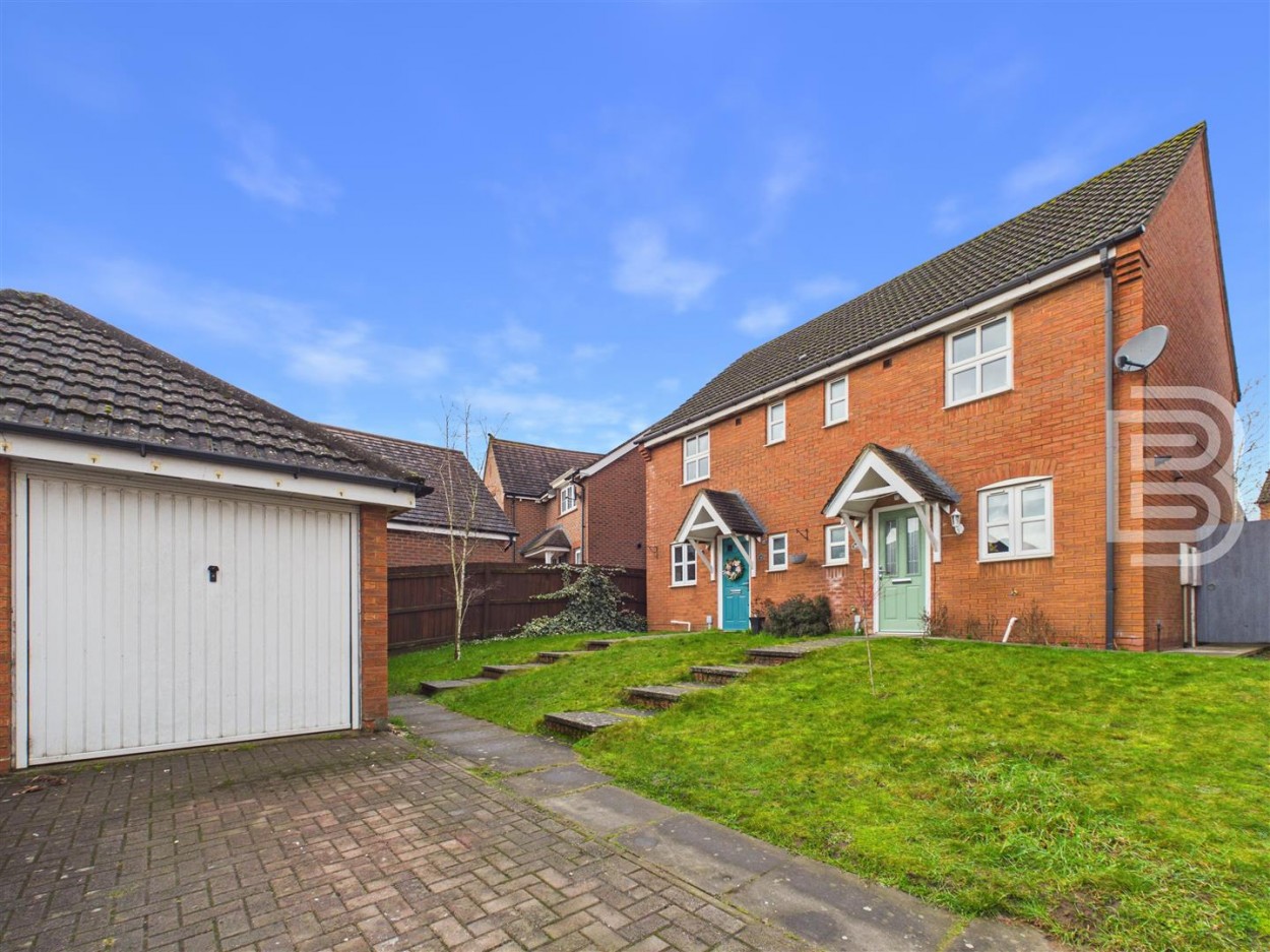 2 bedroom Semi-detached house Under Offer