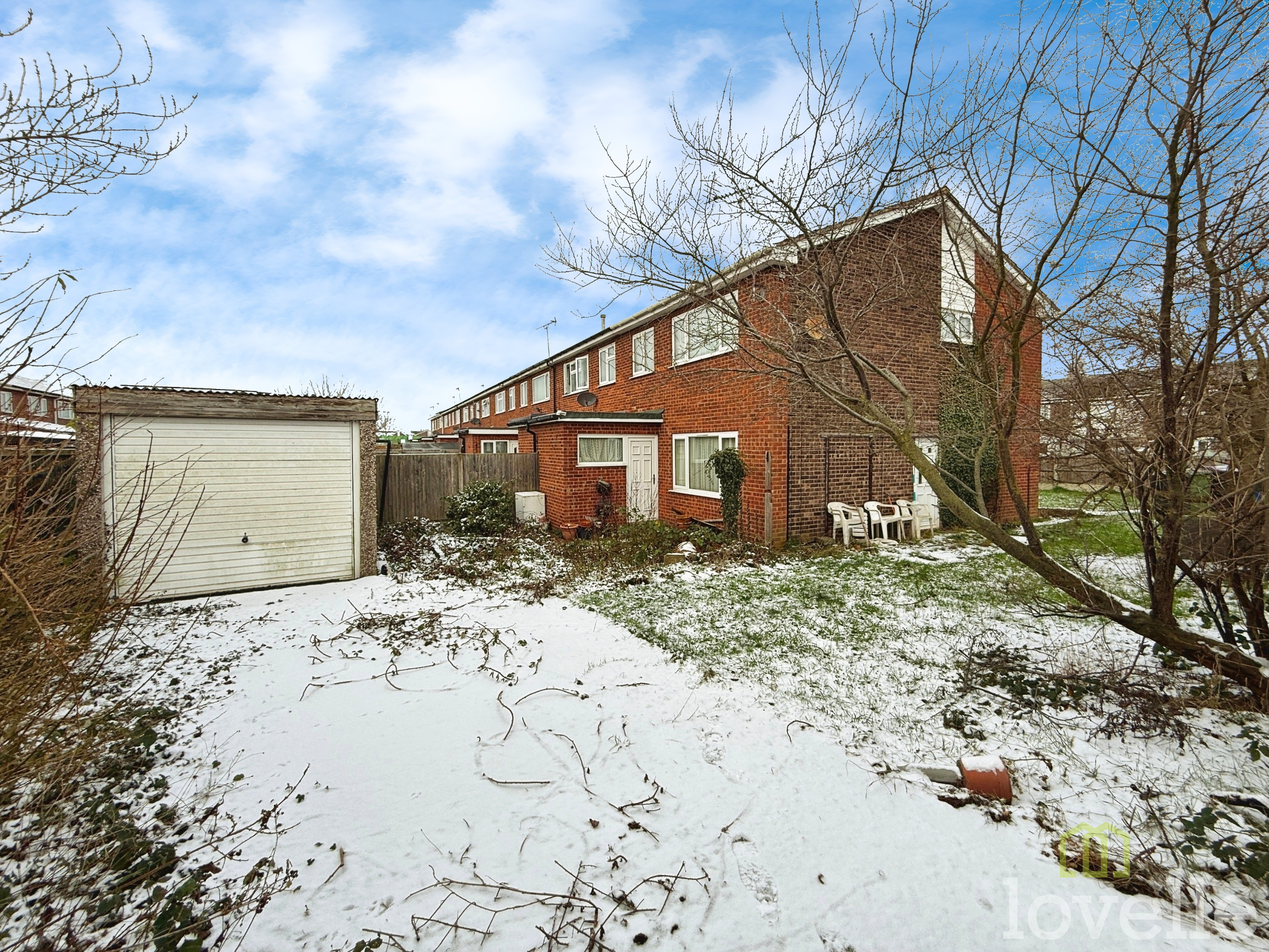 3 bedroom Semi-detached house Under Offer