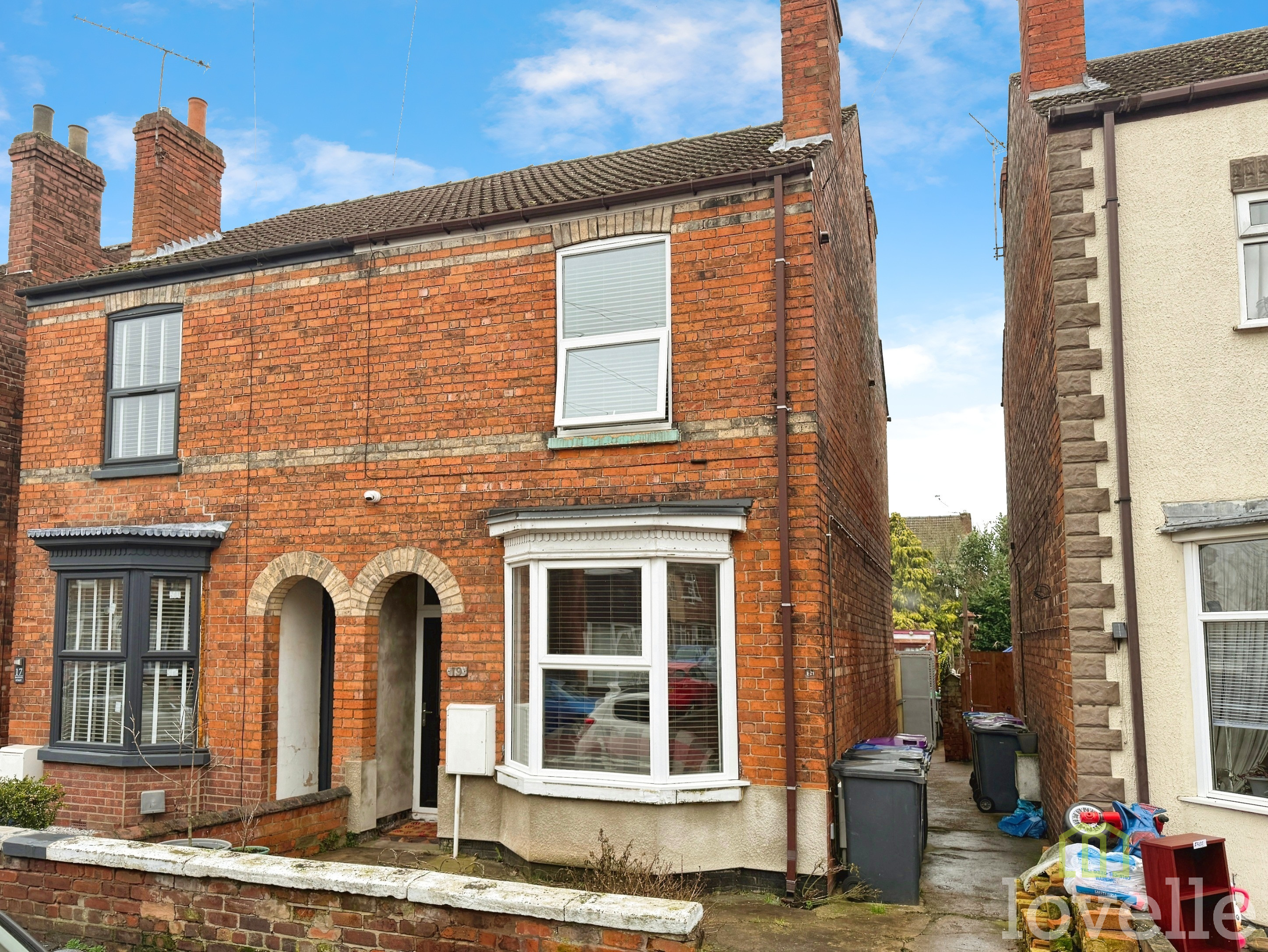 3 bedroom Semi-detached house Under Offer