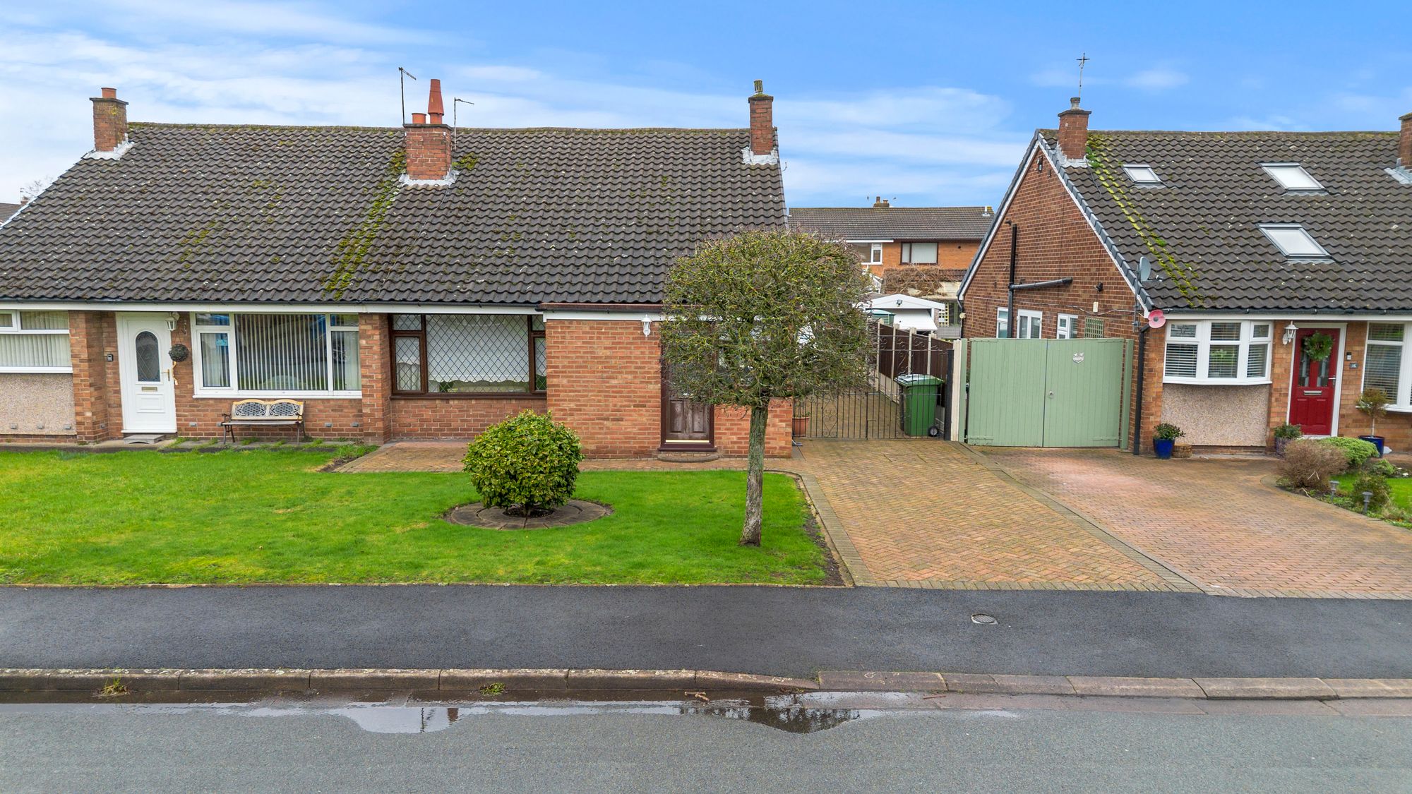 2 bedroom Detached bungalow For Sale