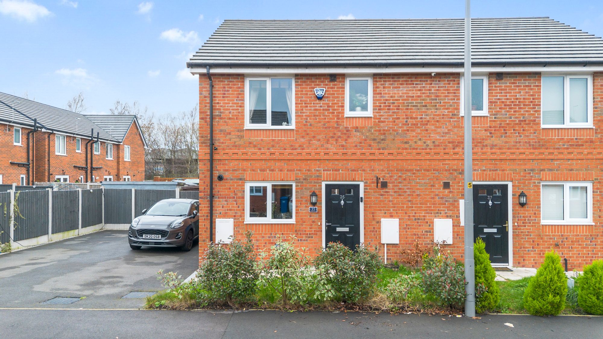 3 bedroom Semi-detached house Under Offer