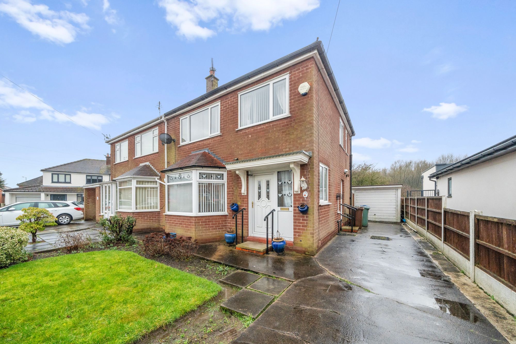 3 bedroom Semi-detached house Under Offer
