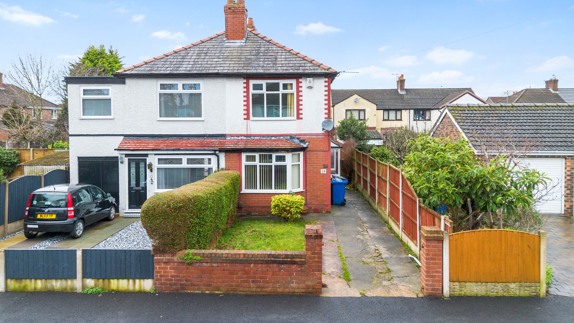 2 bedroom Semi-detached house Under Offer