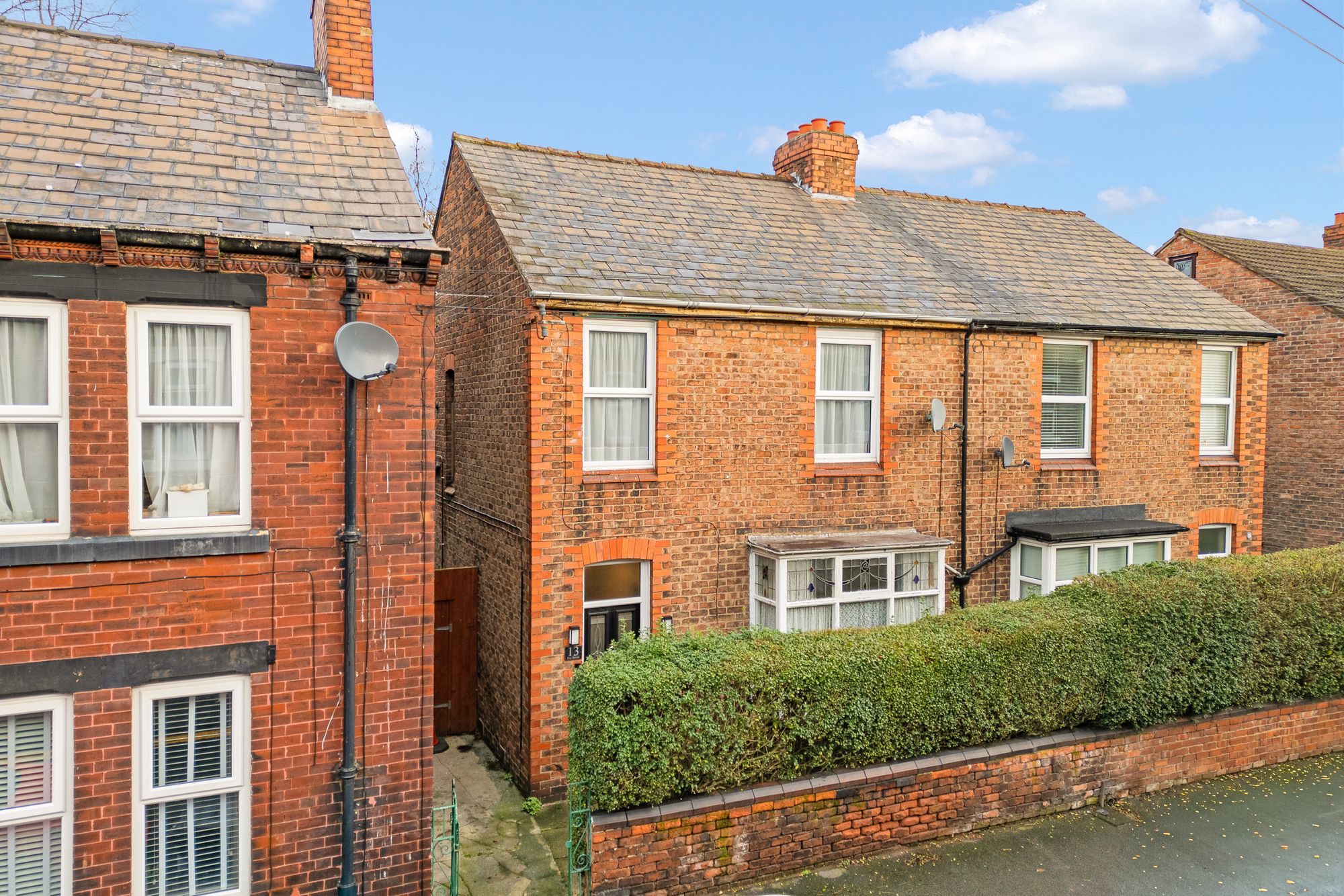 3 bedroom Semi-detached house Under Offer