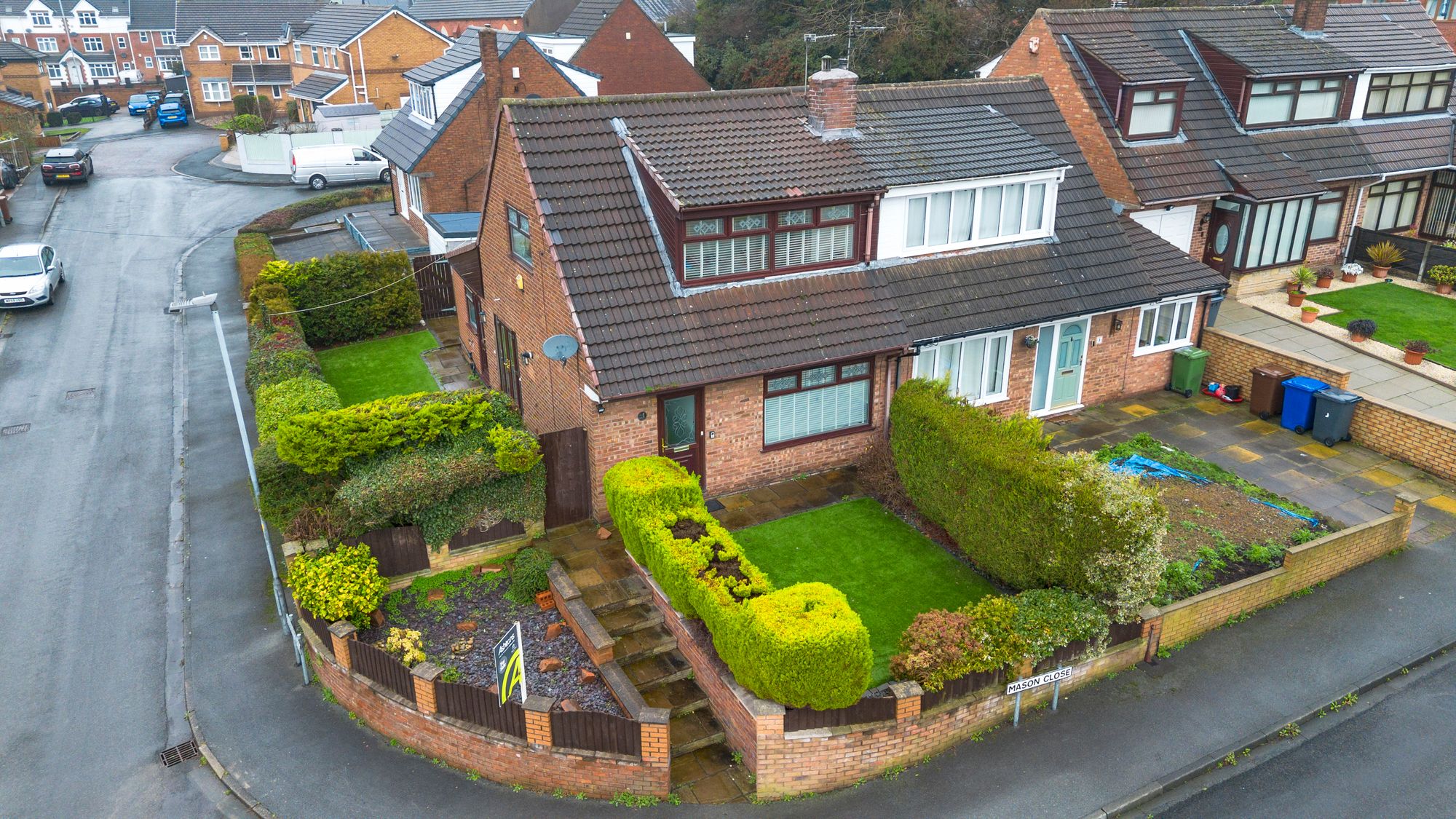 3 bedroom Semi-detached house Under Offer
