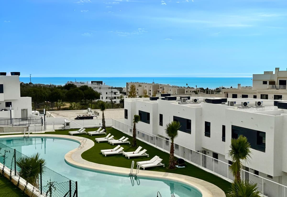 3 bedroom Apartment For Sale