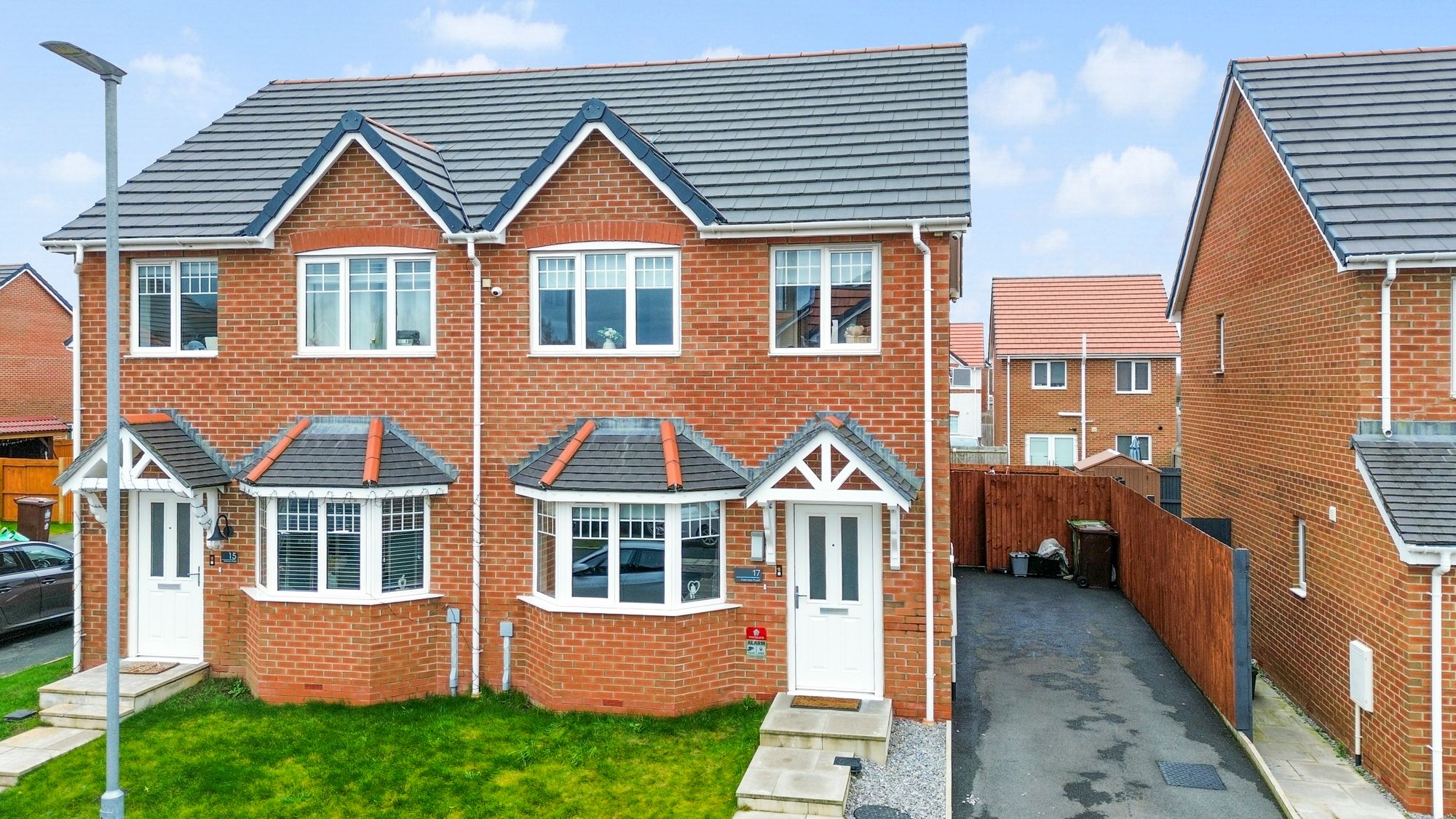 3 bedroom Semi-detached house Under Offer