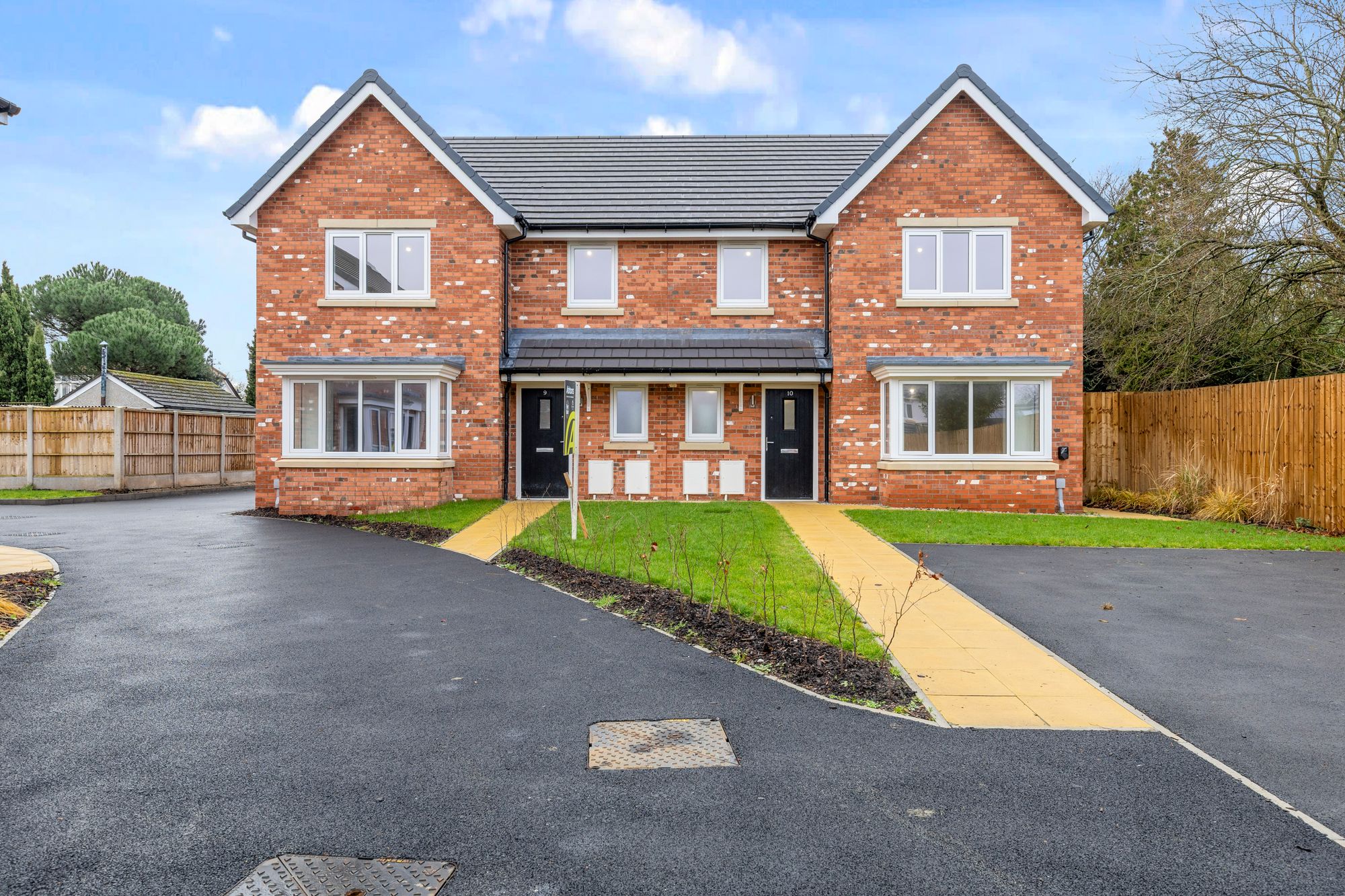 4 bedroom Semi-detached house For Sale