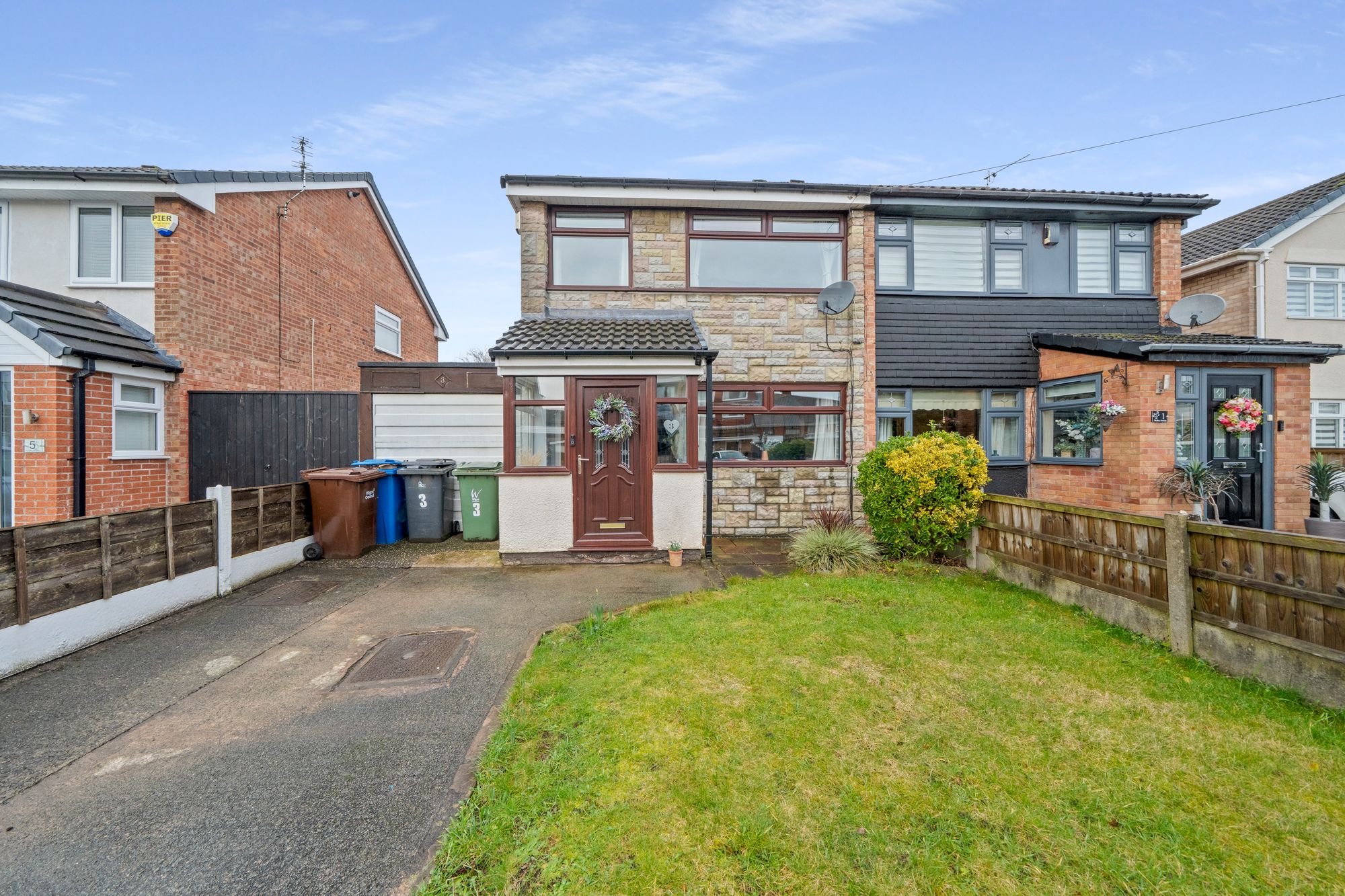 3 bedroom Semi-detached house Under Offer