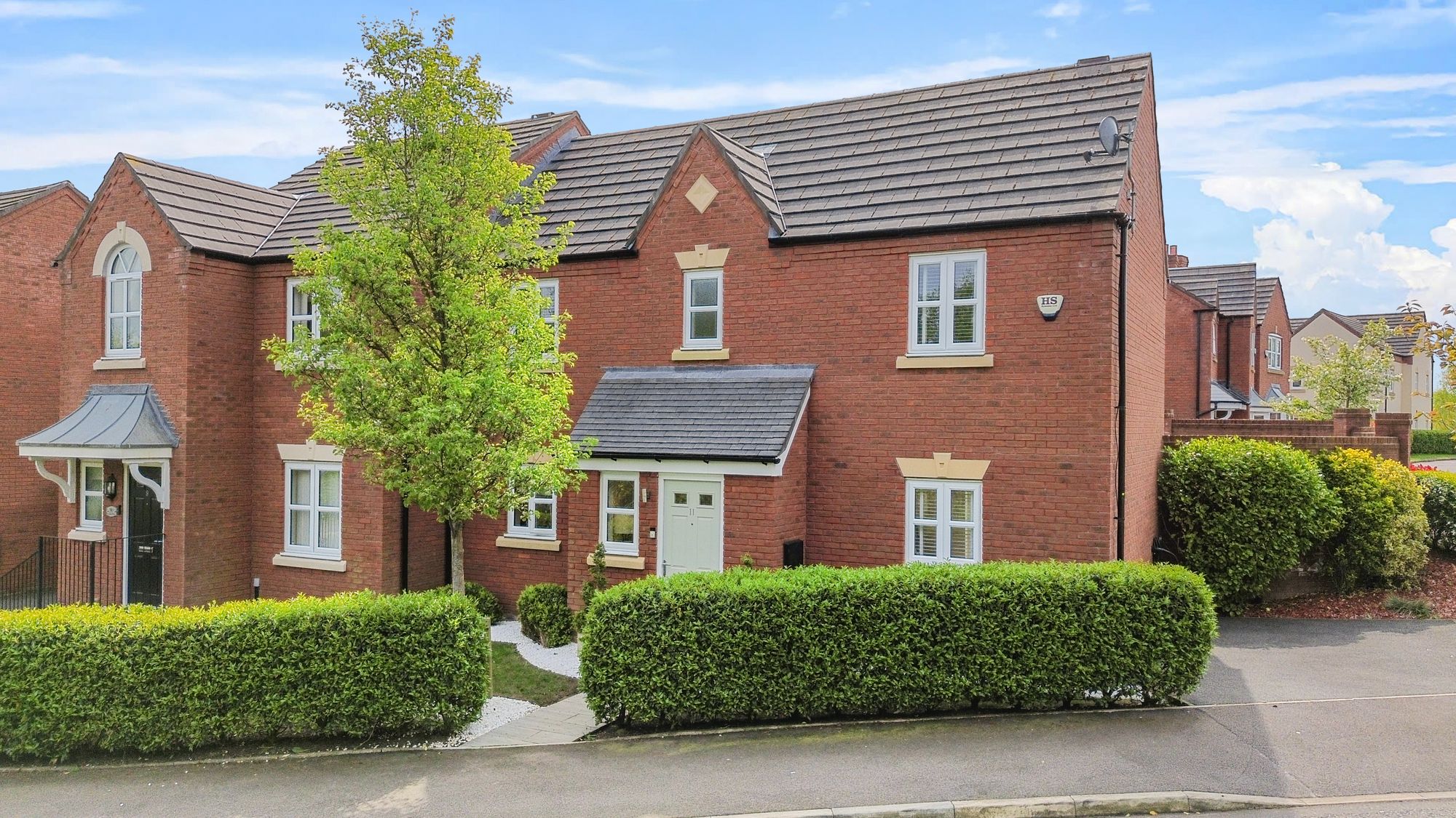 3 bedroom Semi-detached house Under Offer