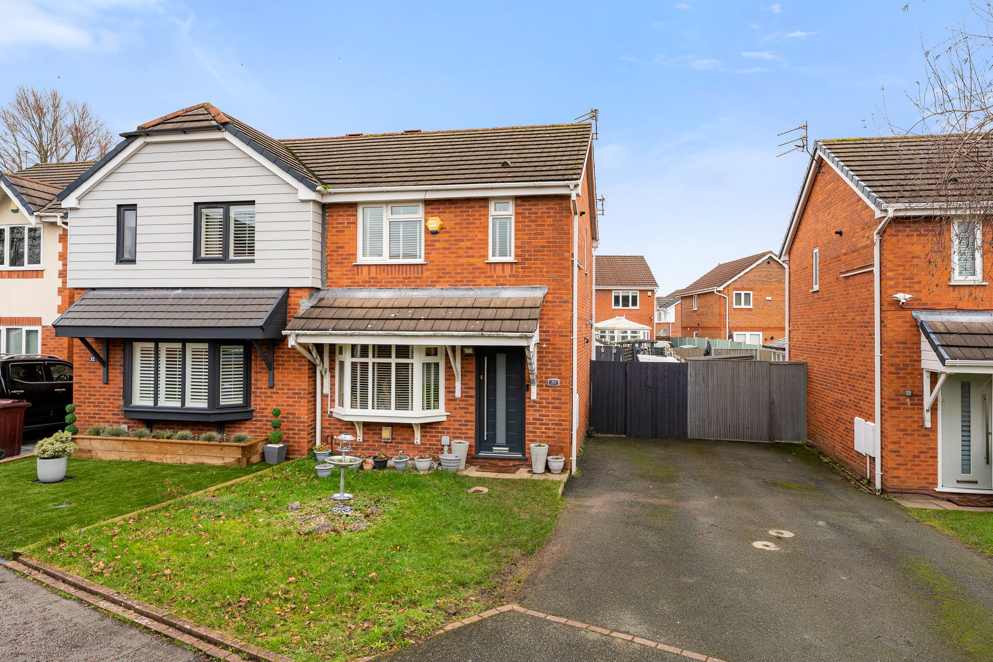 3 bedroom Semi-detached house Under Offer