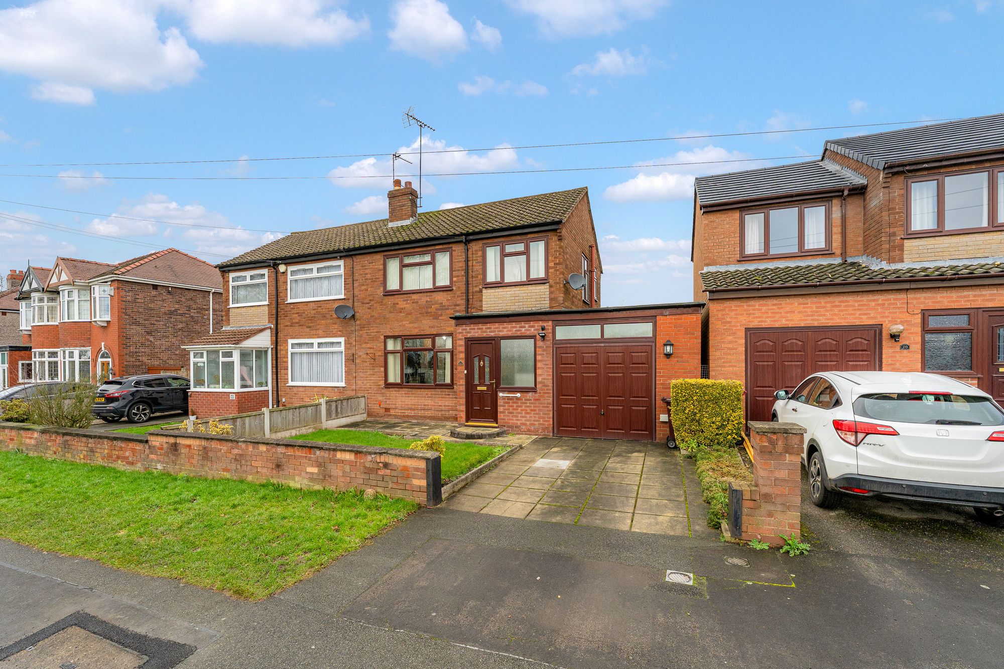 3 bedroom Semi-detached house Under Offer