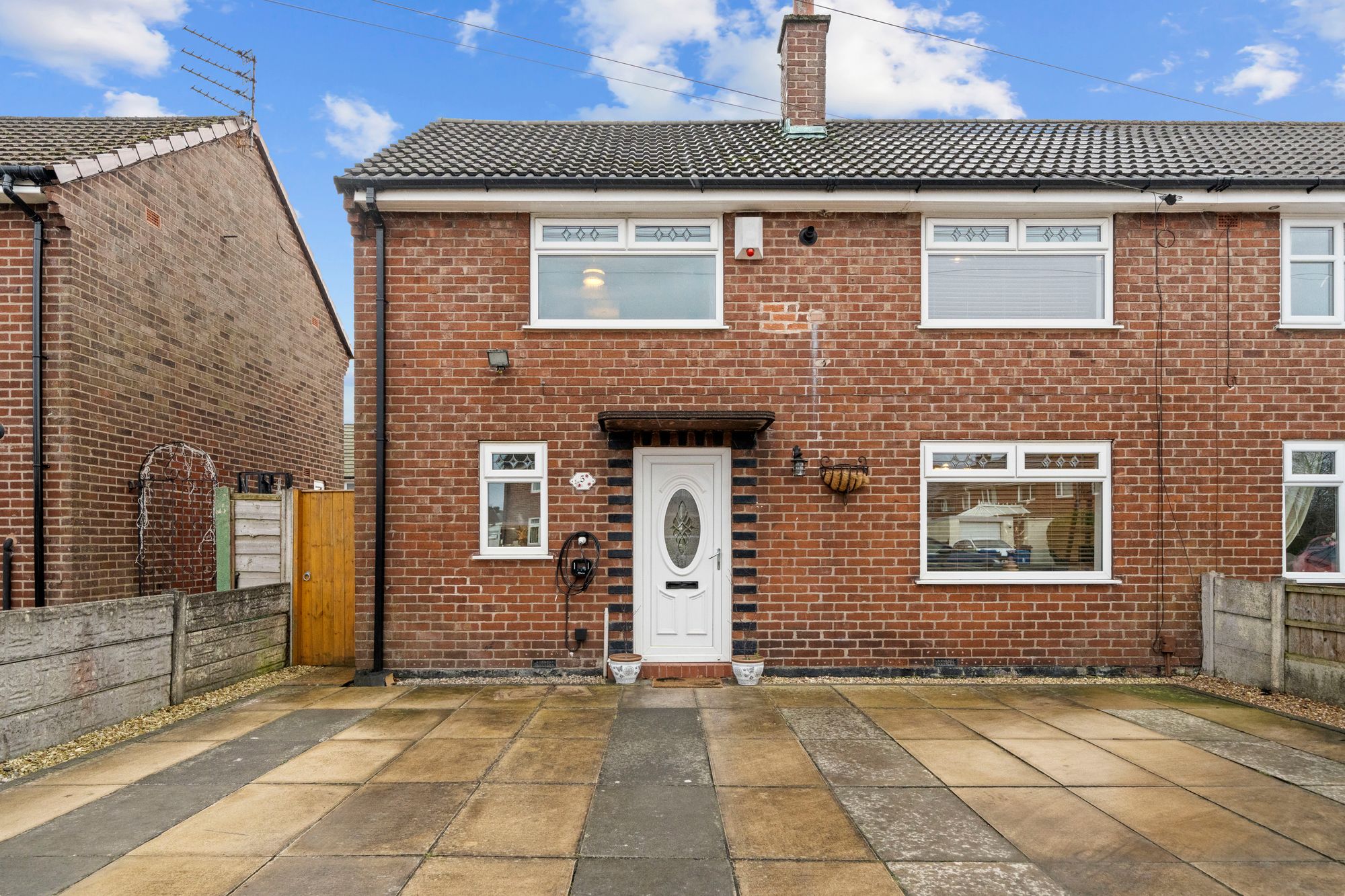 3 bedroom Semi-detached house Under Offer