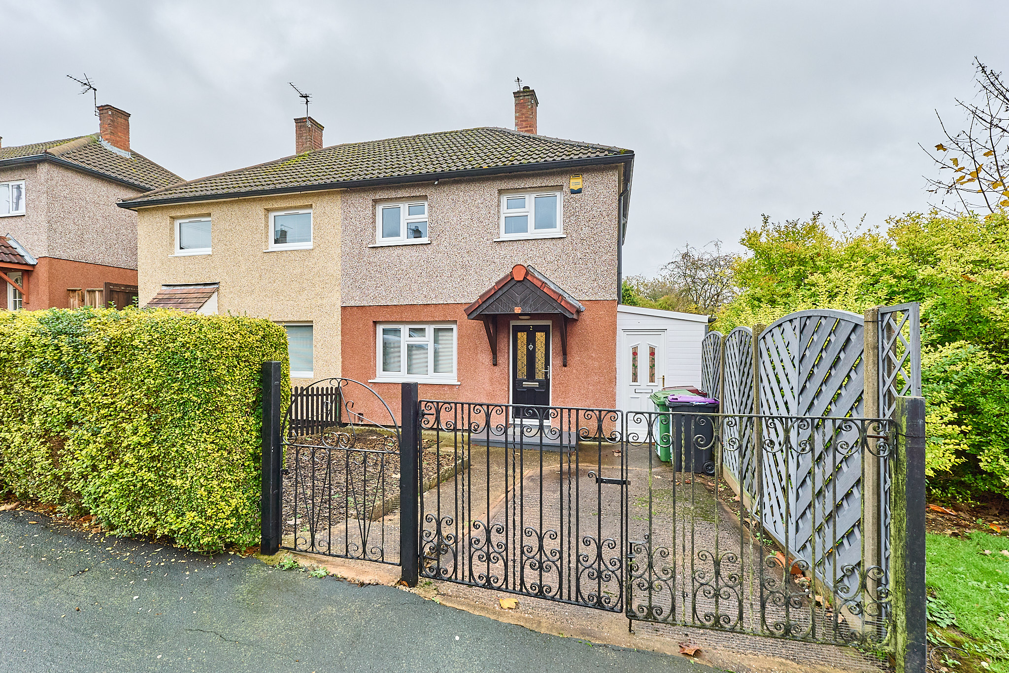 2 bedroom Semi-detached house Sold