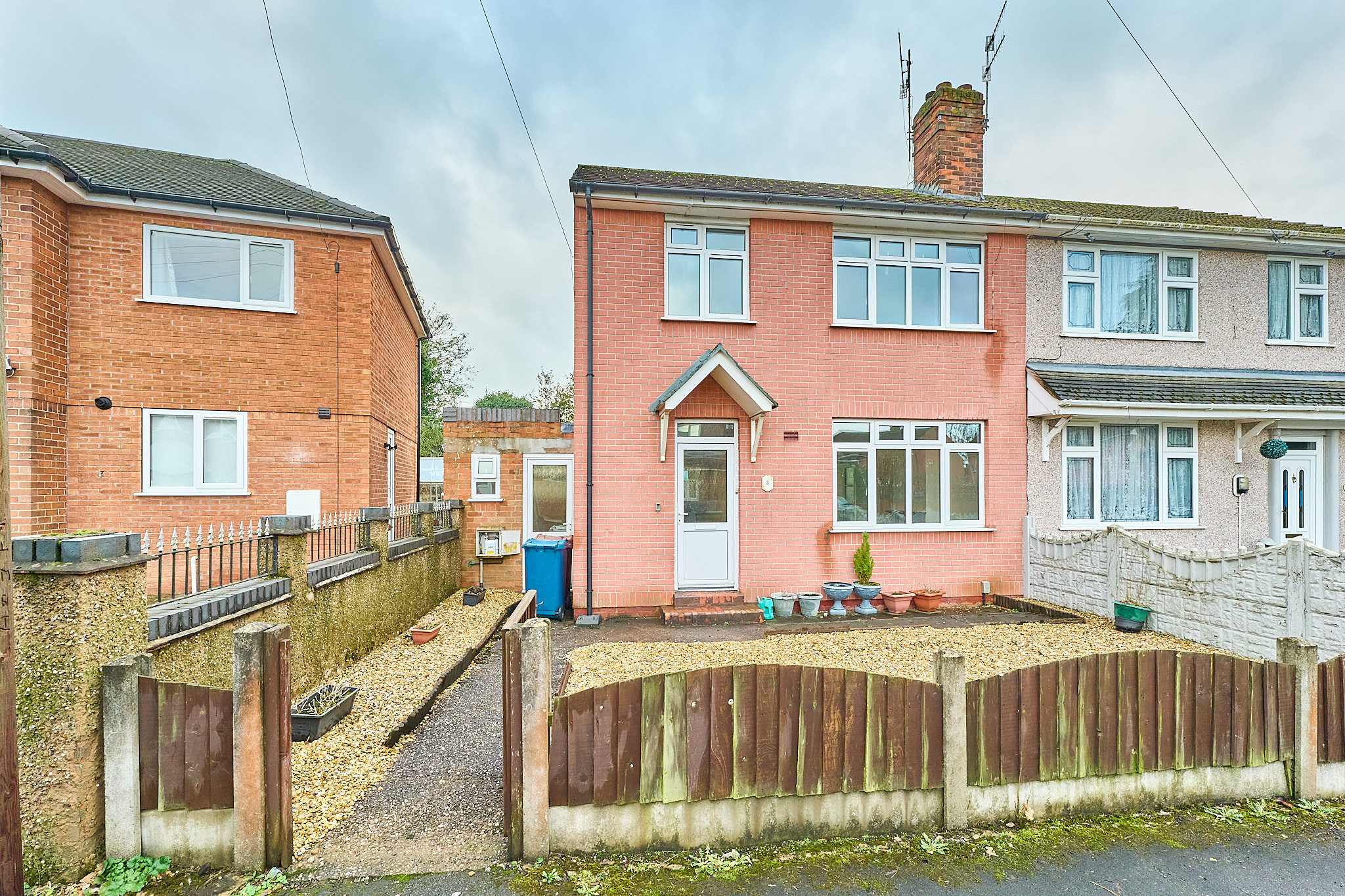 3 bedroom Semi-detached house Sold