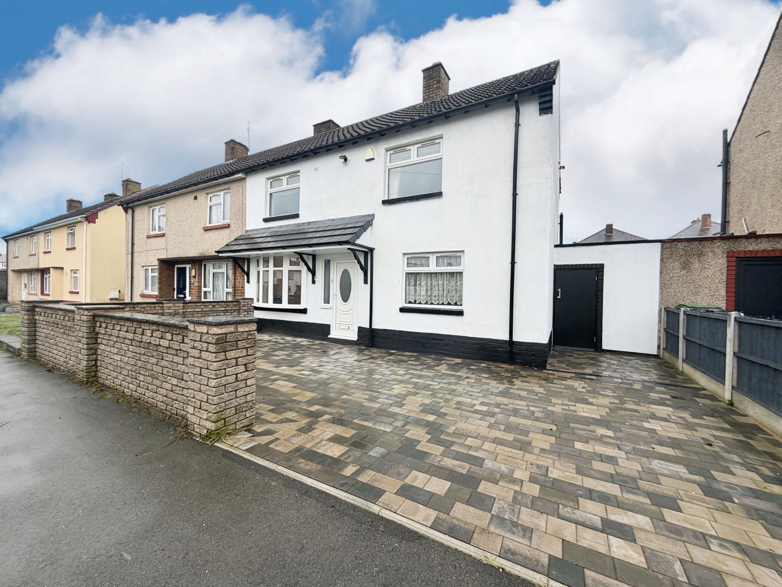 3 bedroom Semi-detached house Under Offer
