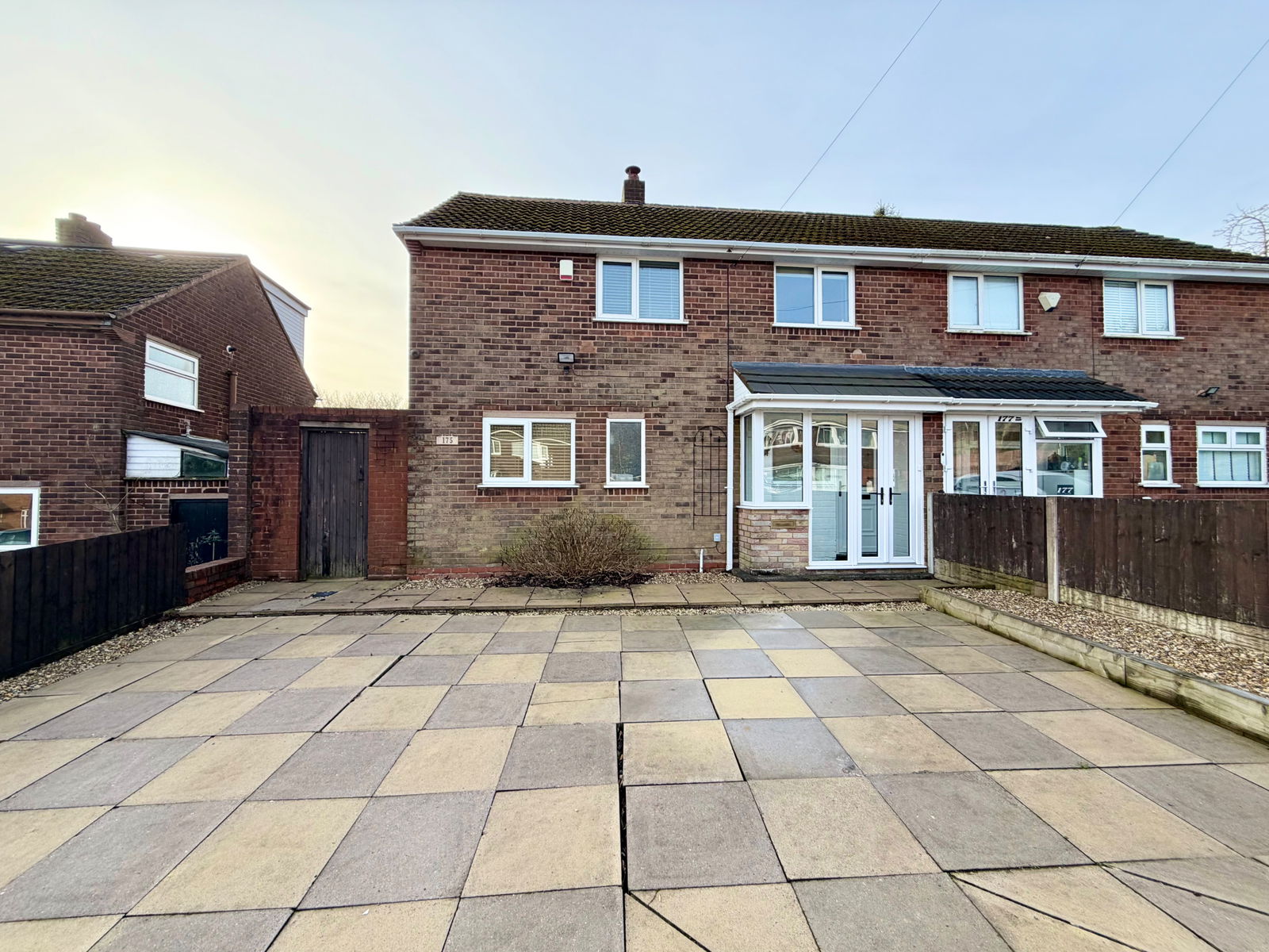 3 bedroom Semi-detached house Under Offer
