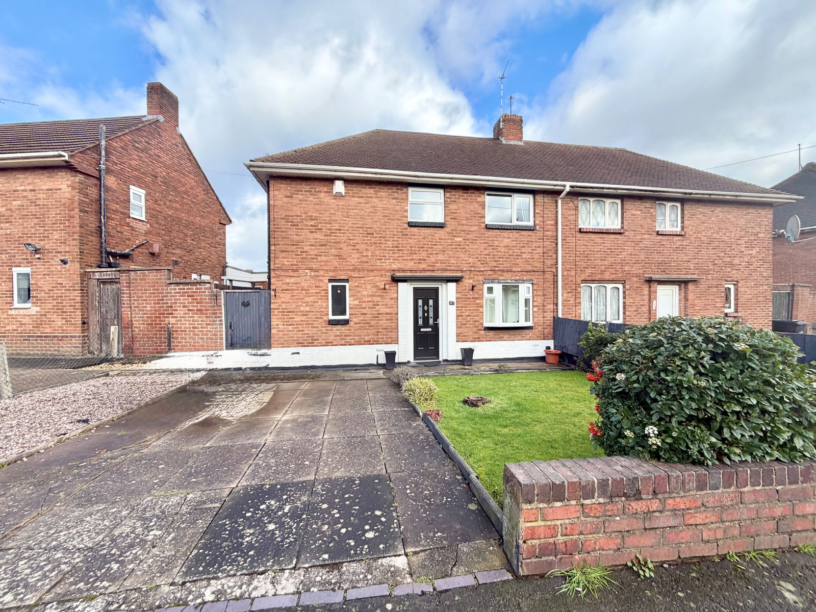3 bedroom Semi-detached house Under Offer