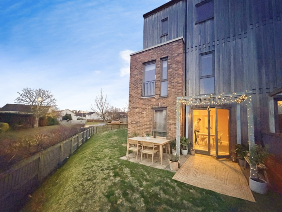 4 bedroom End of terrace house To Let