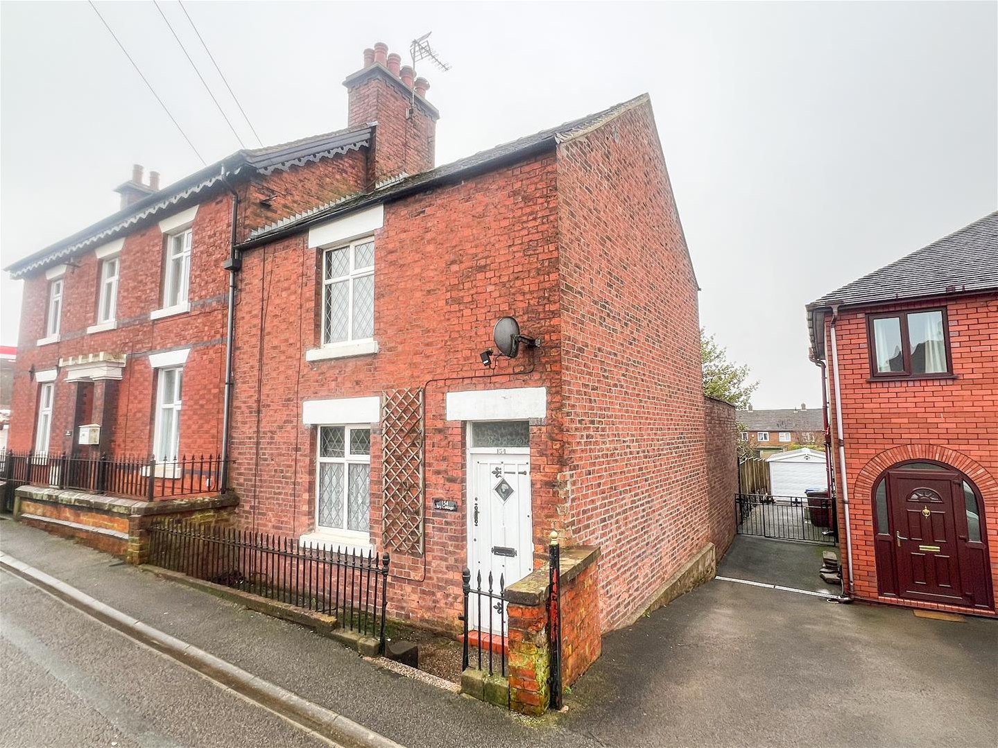 2 bedroom Semi-detached house Under Offer