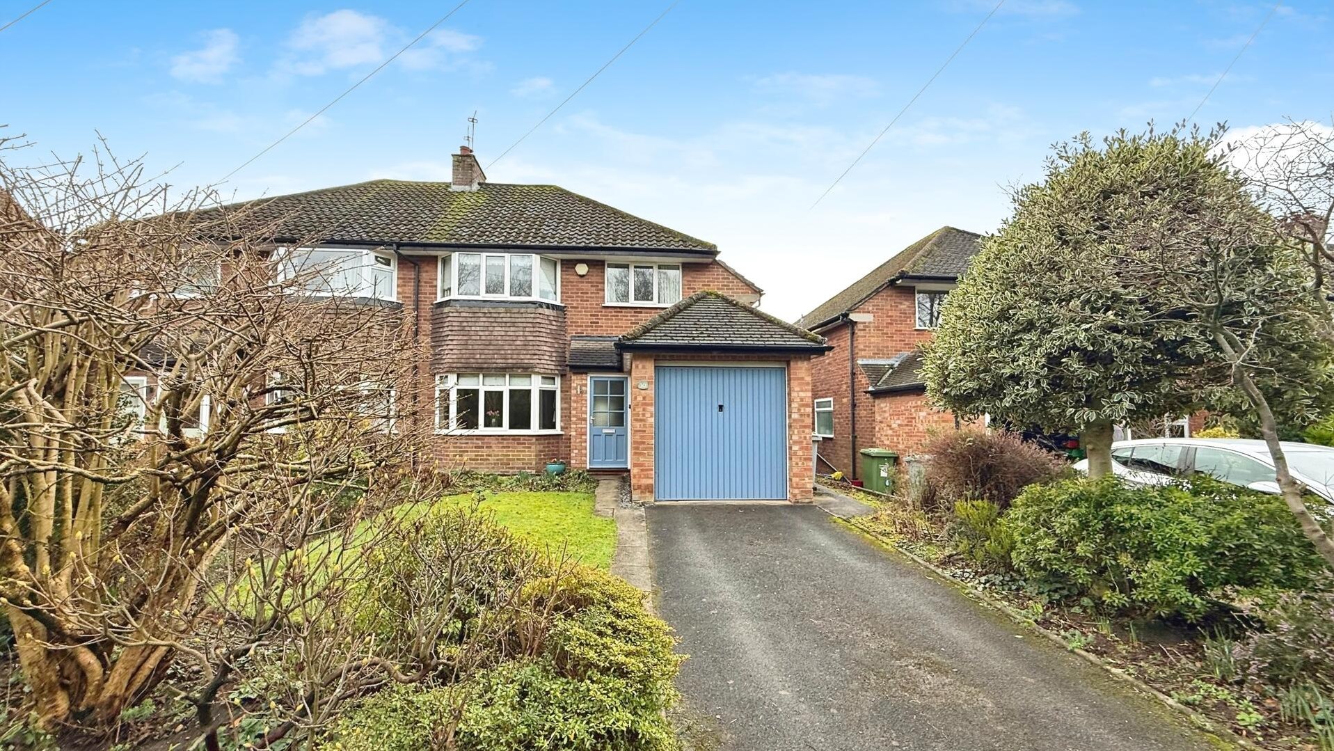 3 bedroom Semi-detached house Under Offer