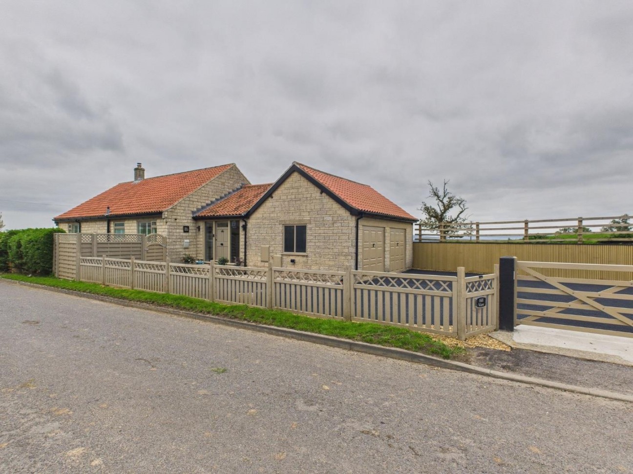 3 bedroom Detached bungalow For Sale
