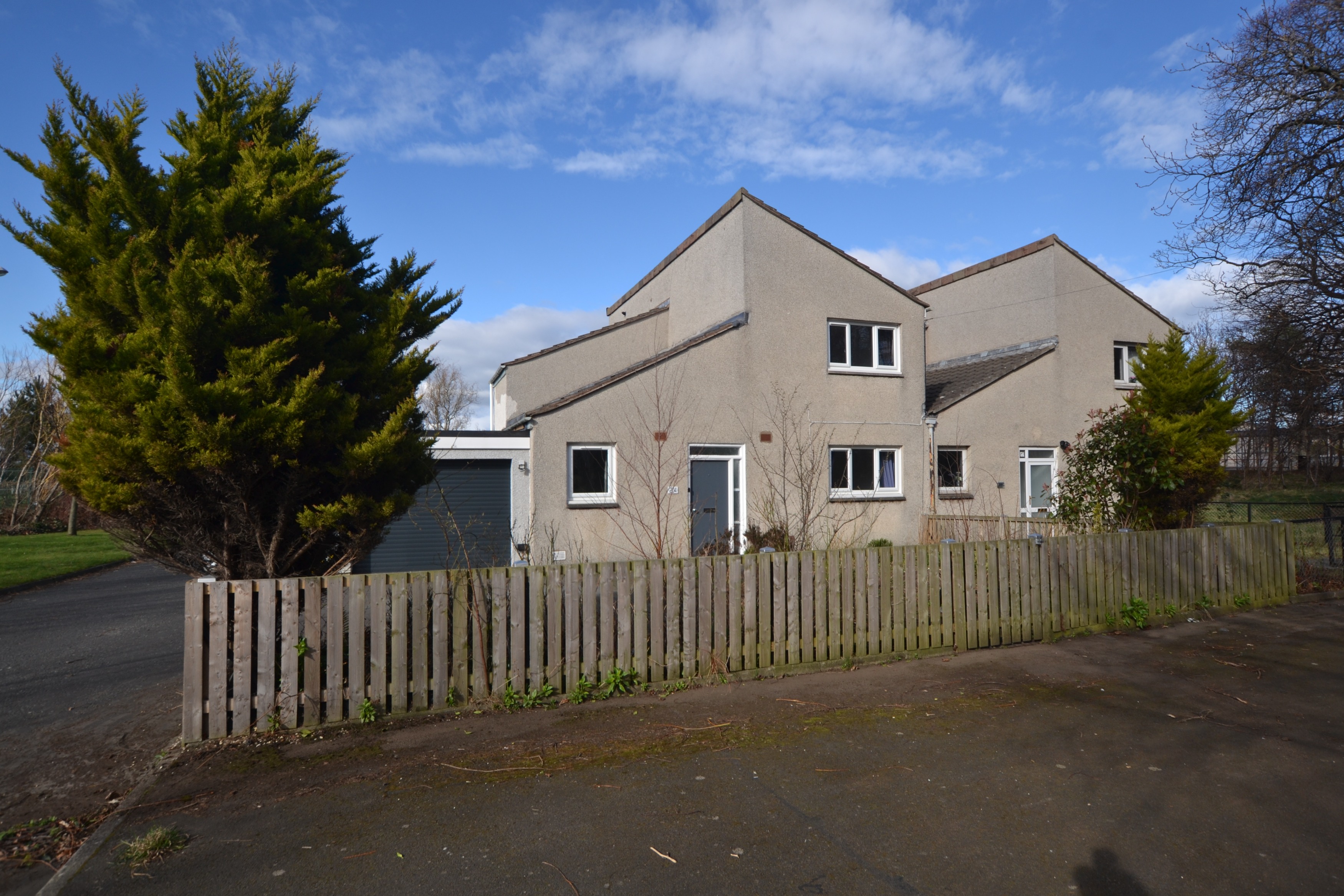 3 bedroom Semi-detached house To Let