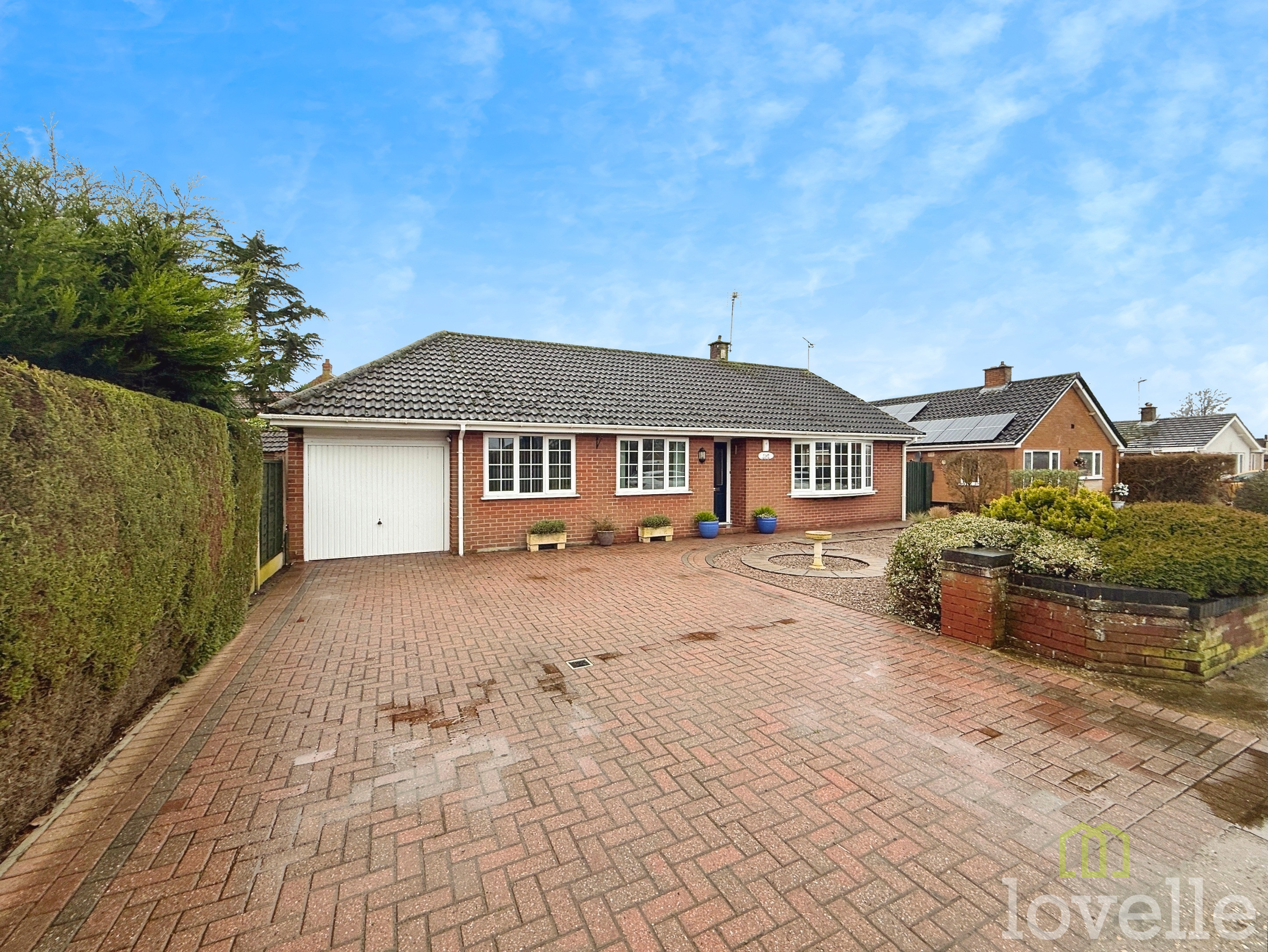3 bedroom Detached bungalow Under Offer