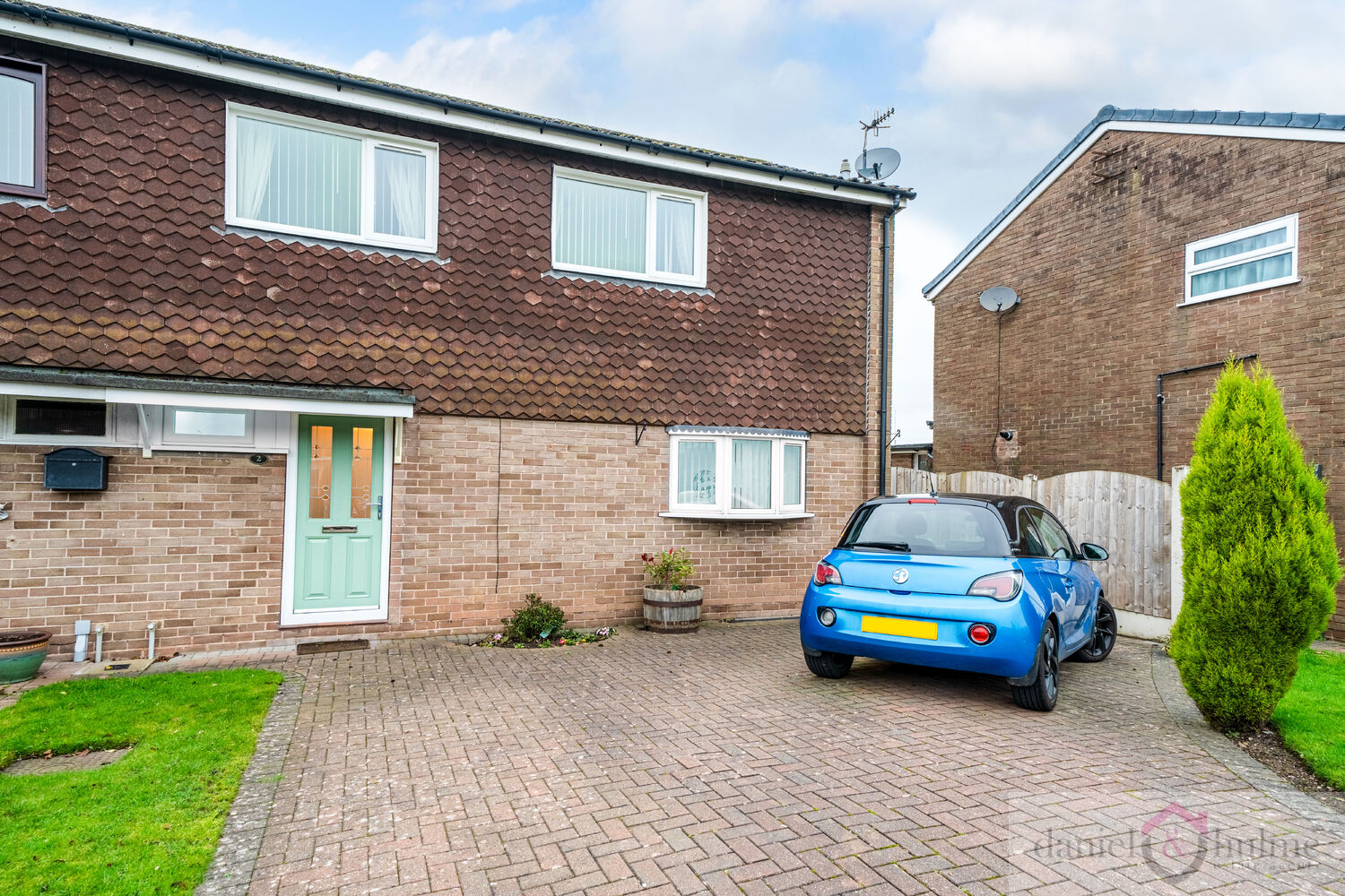3 bedroom Semi-detached house For Sale