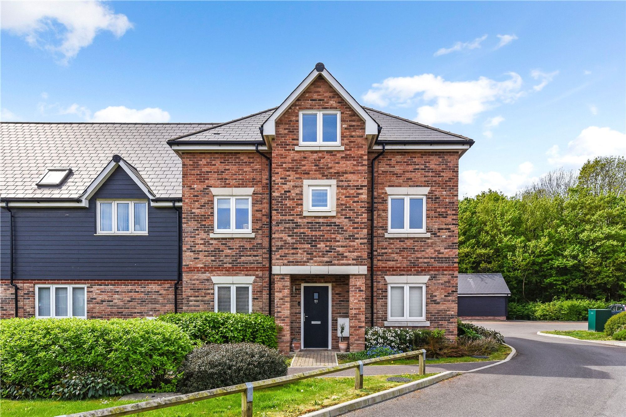 2 bedroom Maisonette For Sale