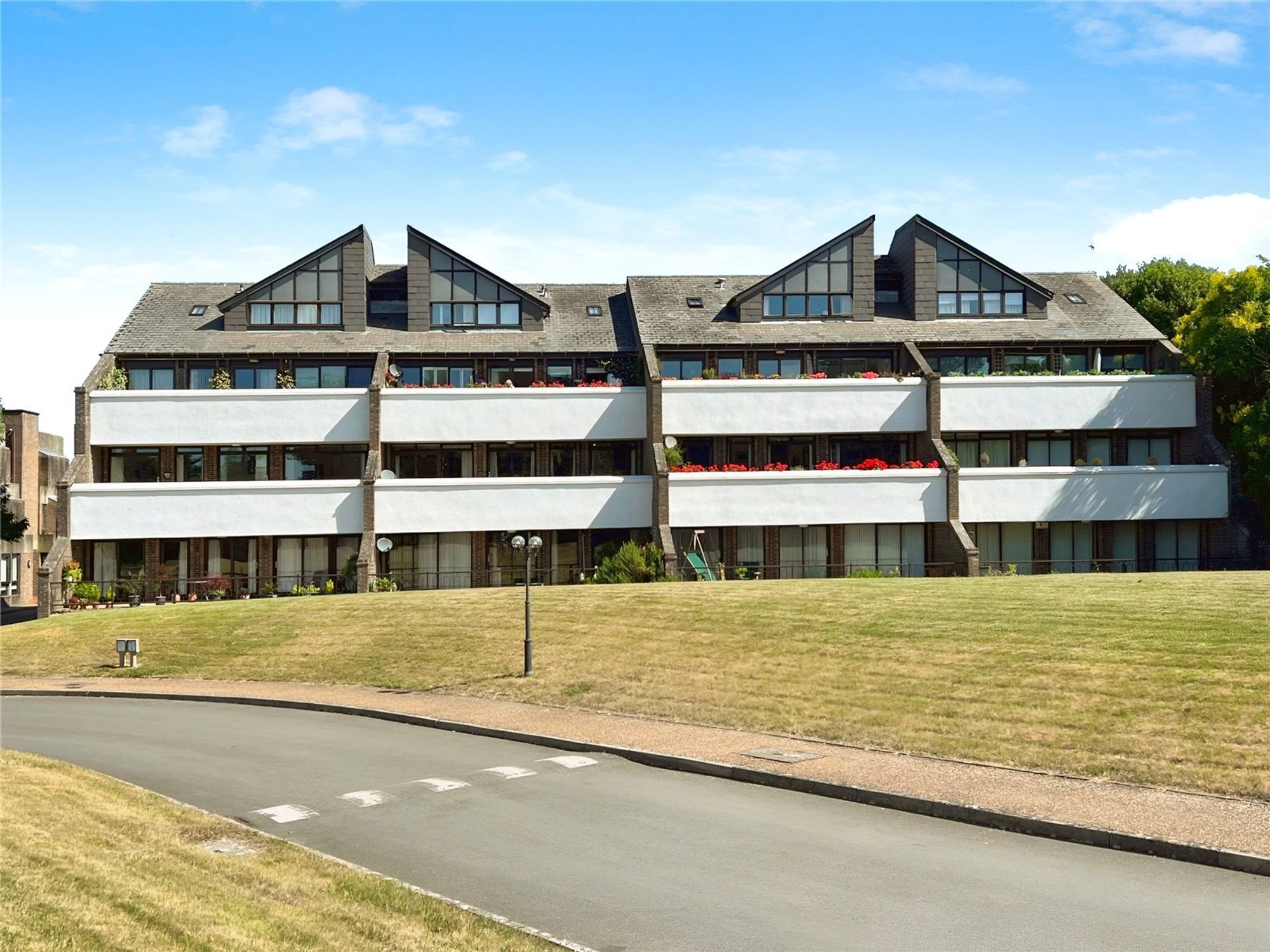 3 bedroom Apartment For Sale