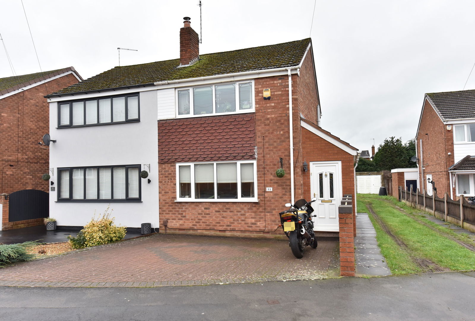 3 bedroom Semi-detached house For Sale
