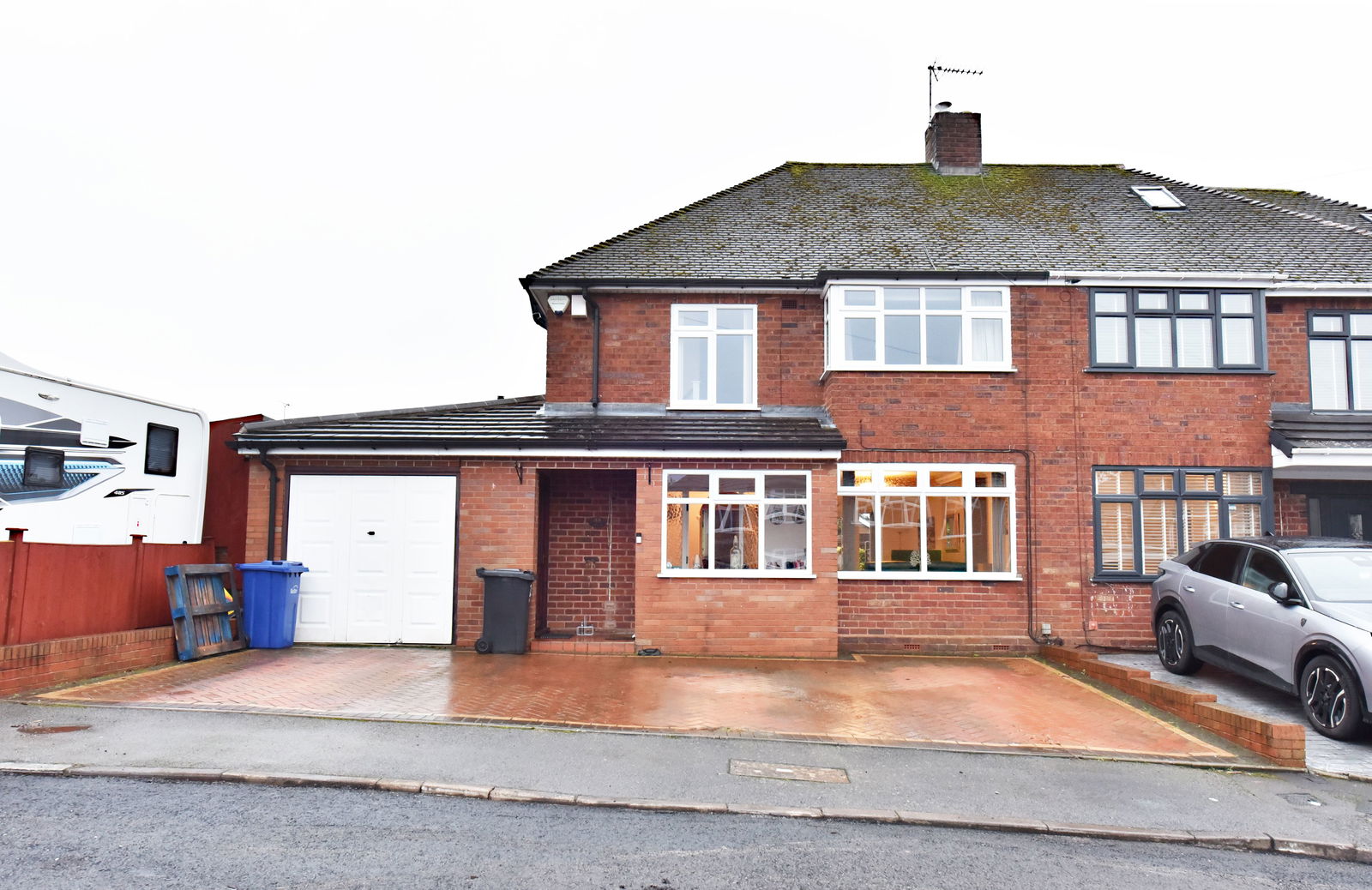 3 bedroom Semi-detached house Under Offer