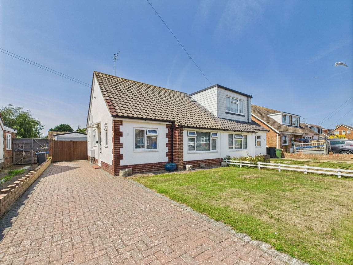 2 bedroom Semi-detached bungalow Under Offer