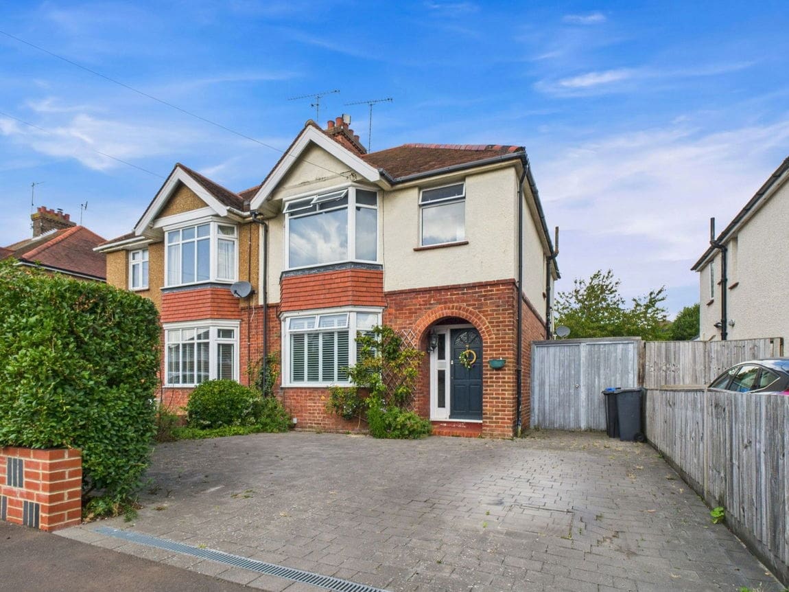 3 bedroom Semi-detached house Under Offer