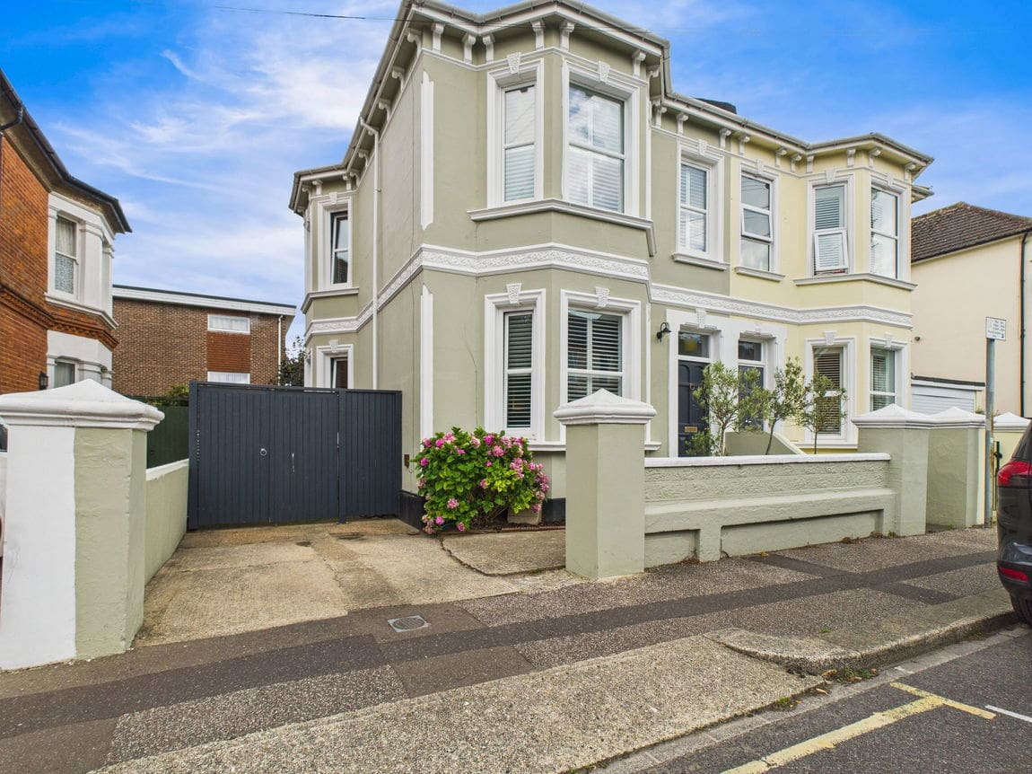 4 bedroom Semi-detached house For Sale