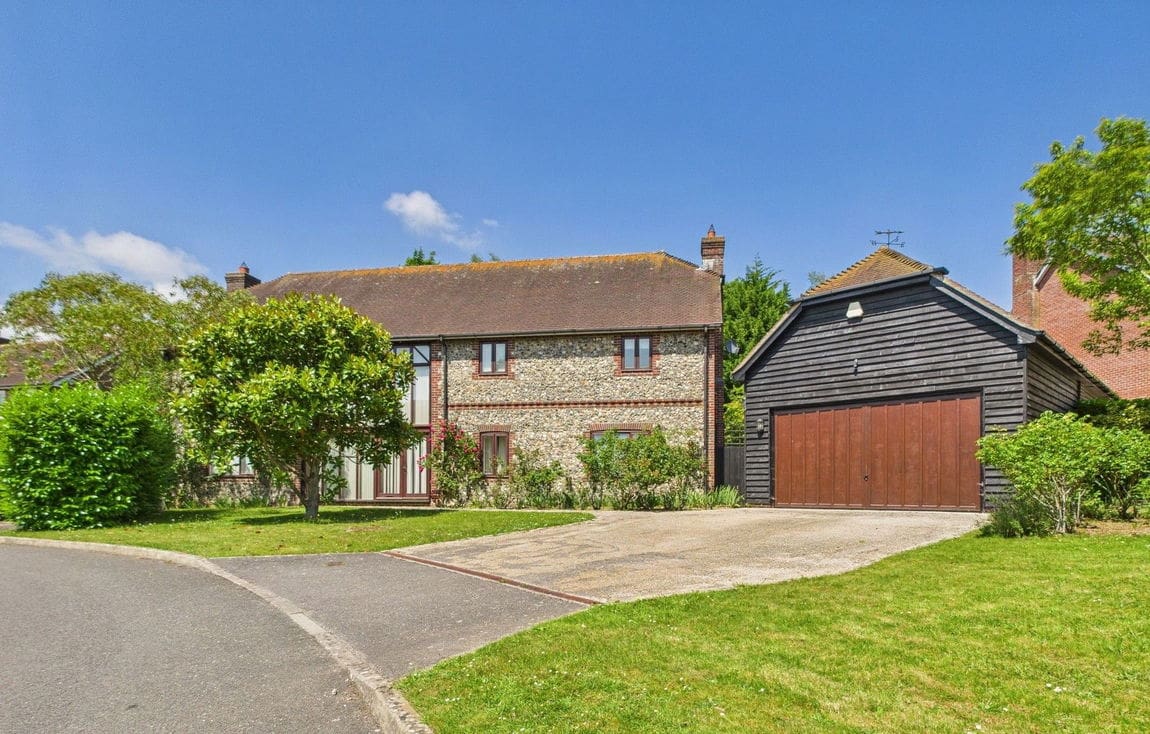 5 bedroom Detached house Under Offer